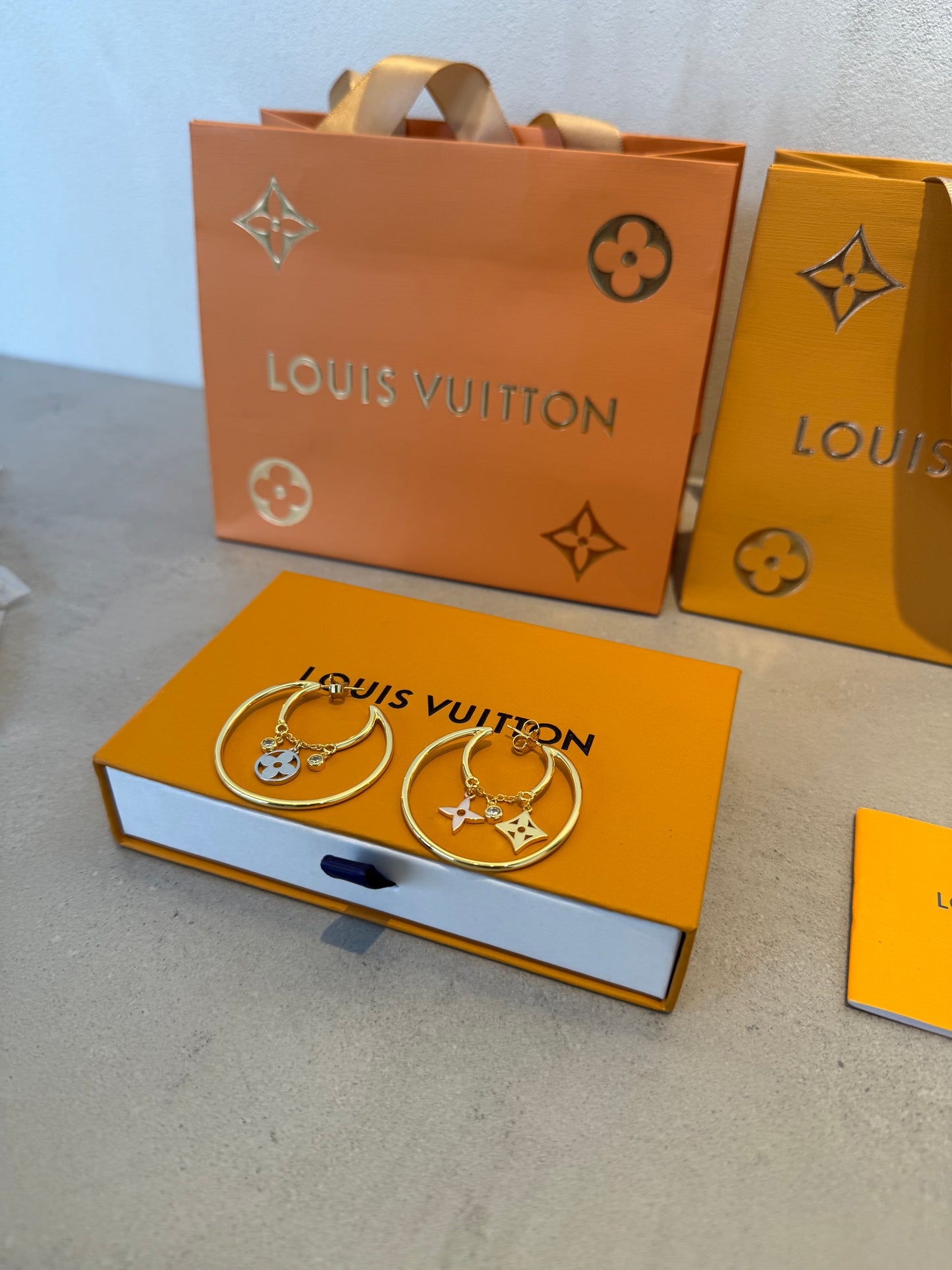 Arete LV logos dorado