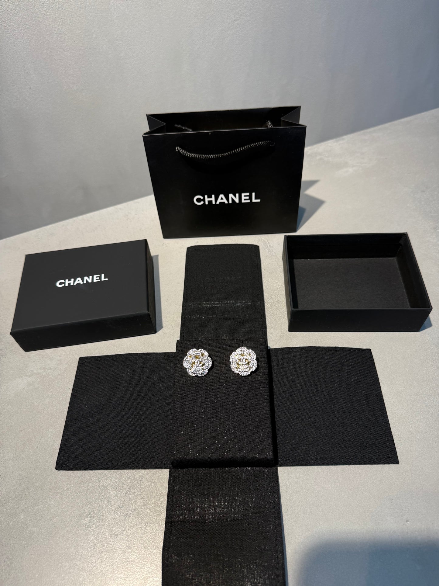 Aretes CC flor y logo - 5585
