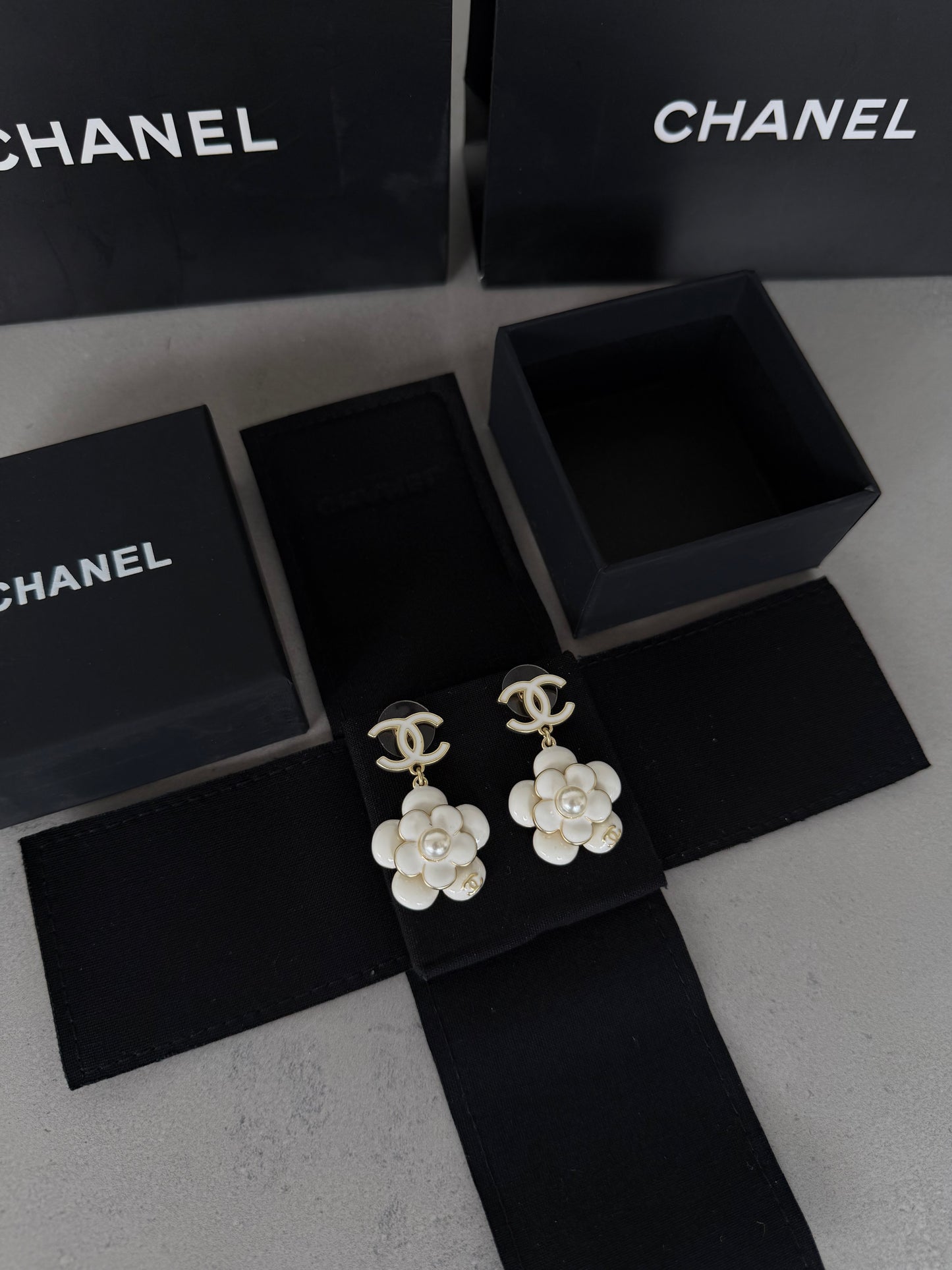 Aretes CC logo y flor en blanco