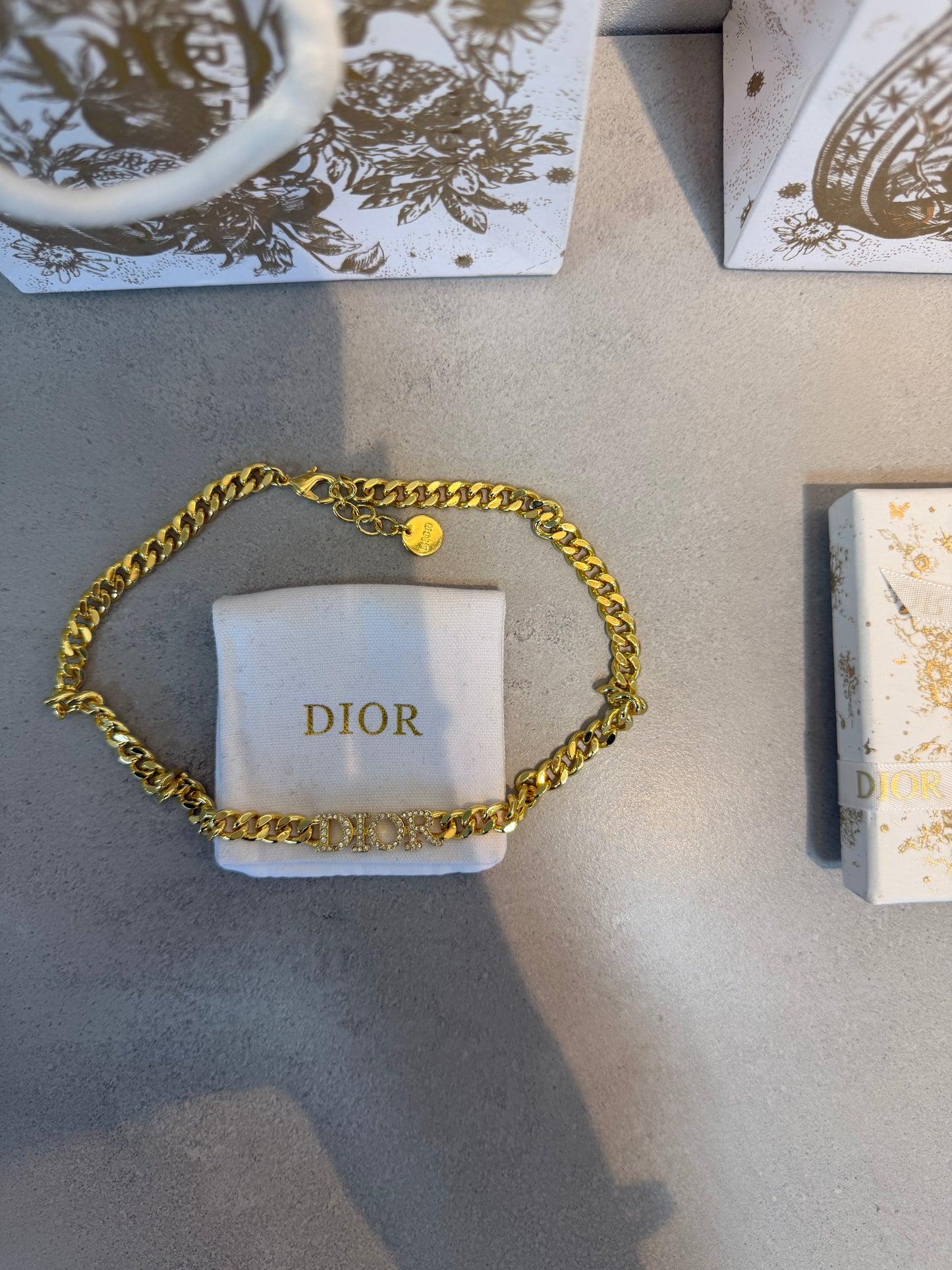 Collar CD logo con diamantes