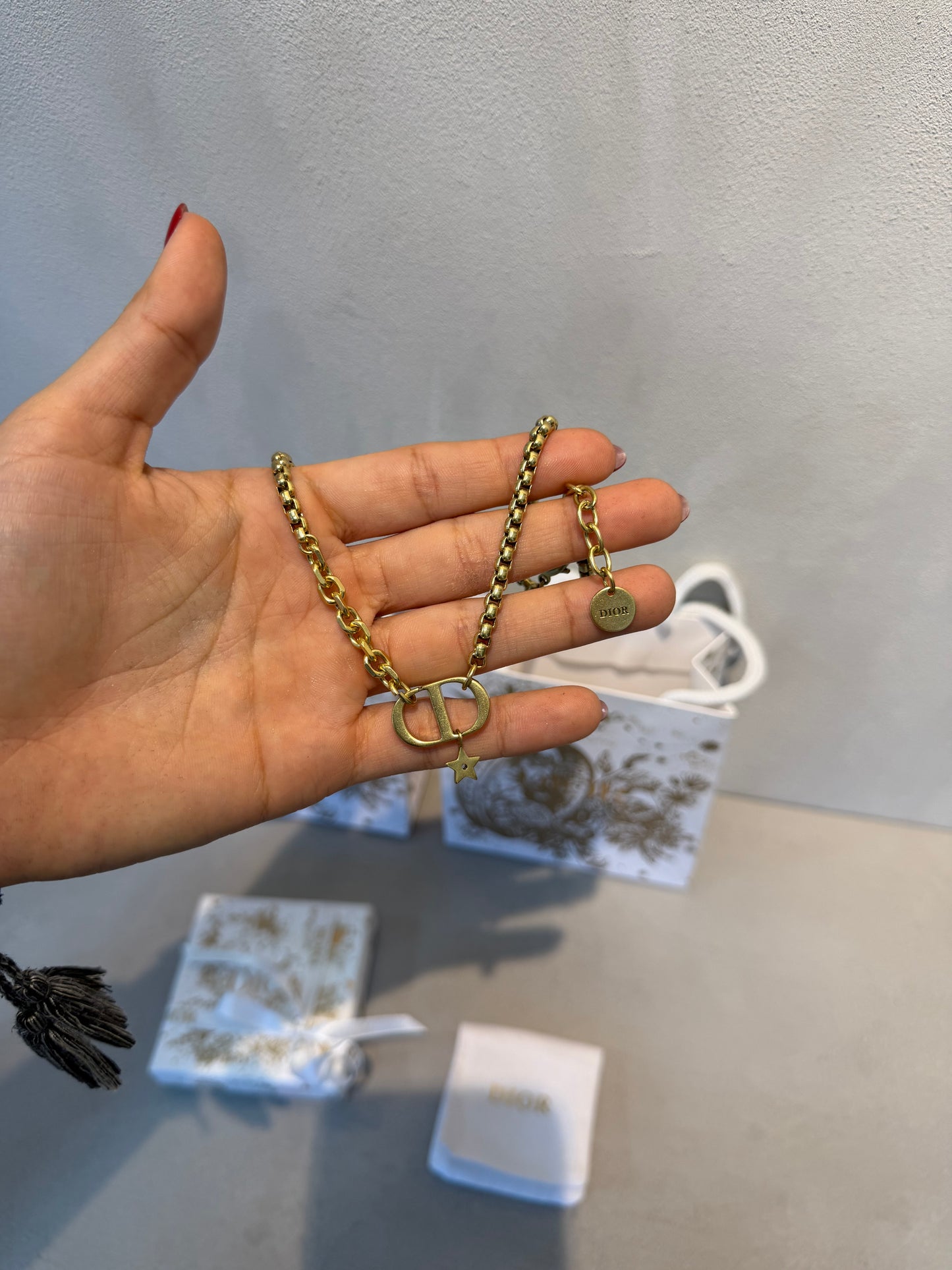 Collar CD dorado con estrella