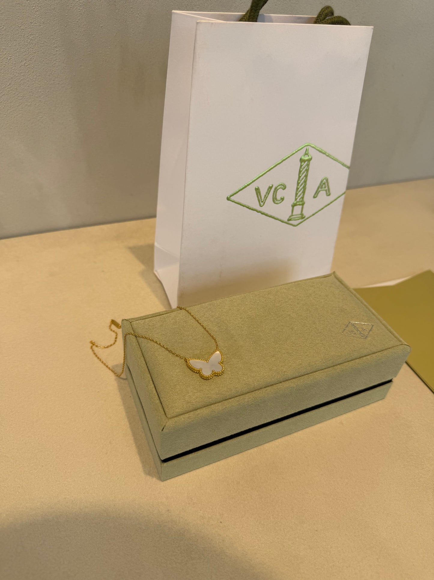 Collar VCA mariposa grande