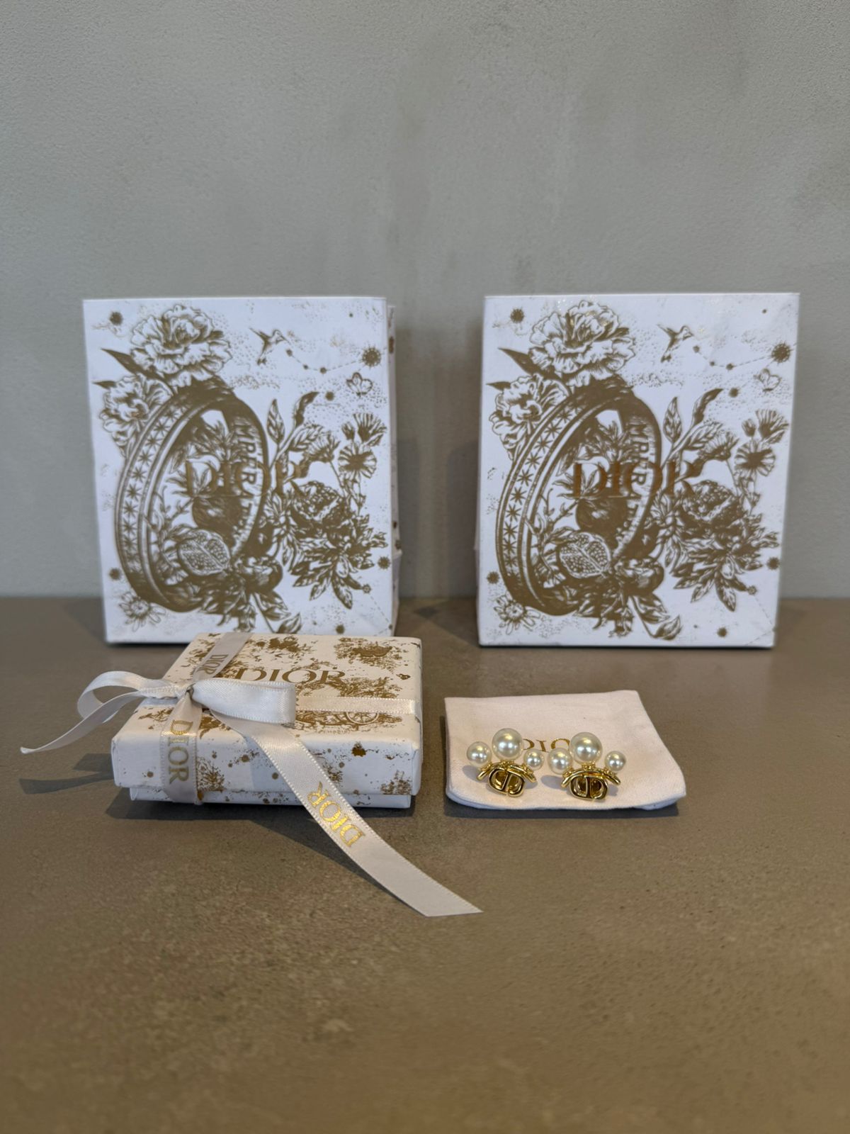 Aretes CD dorados con perla 5656