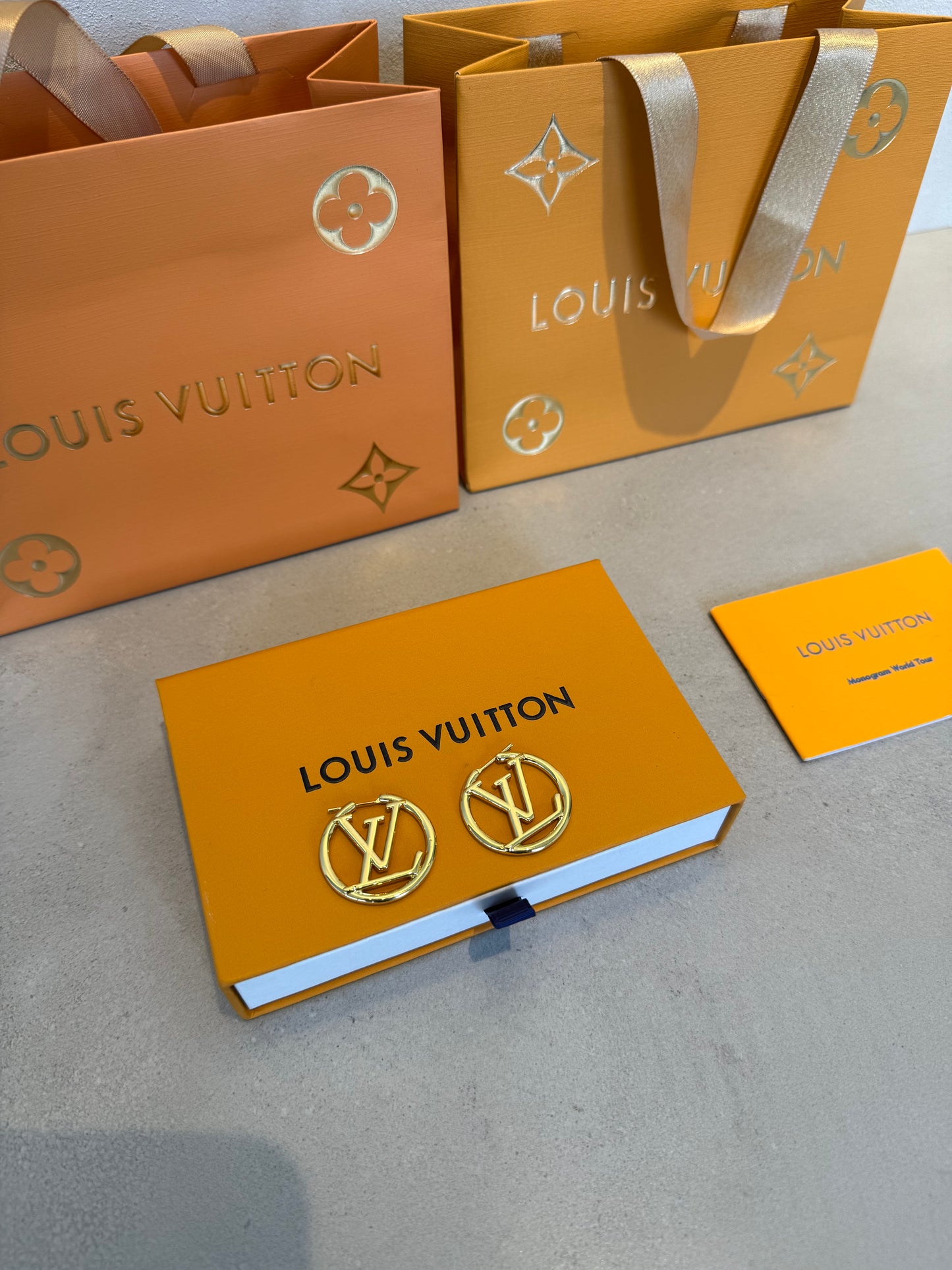 Arete LV dorado pequeño