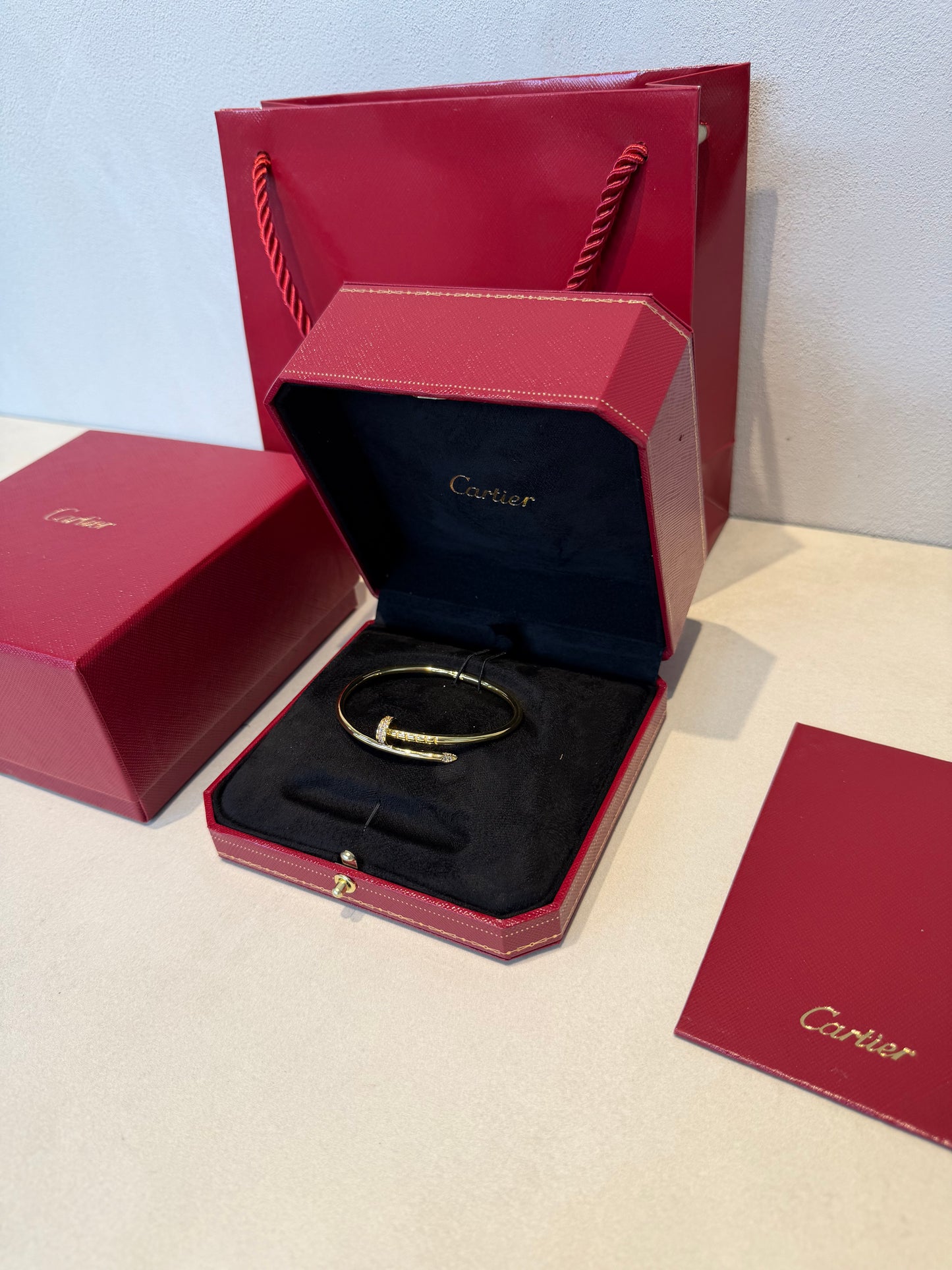 Pulsera CRT dorada con diamantes