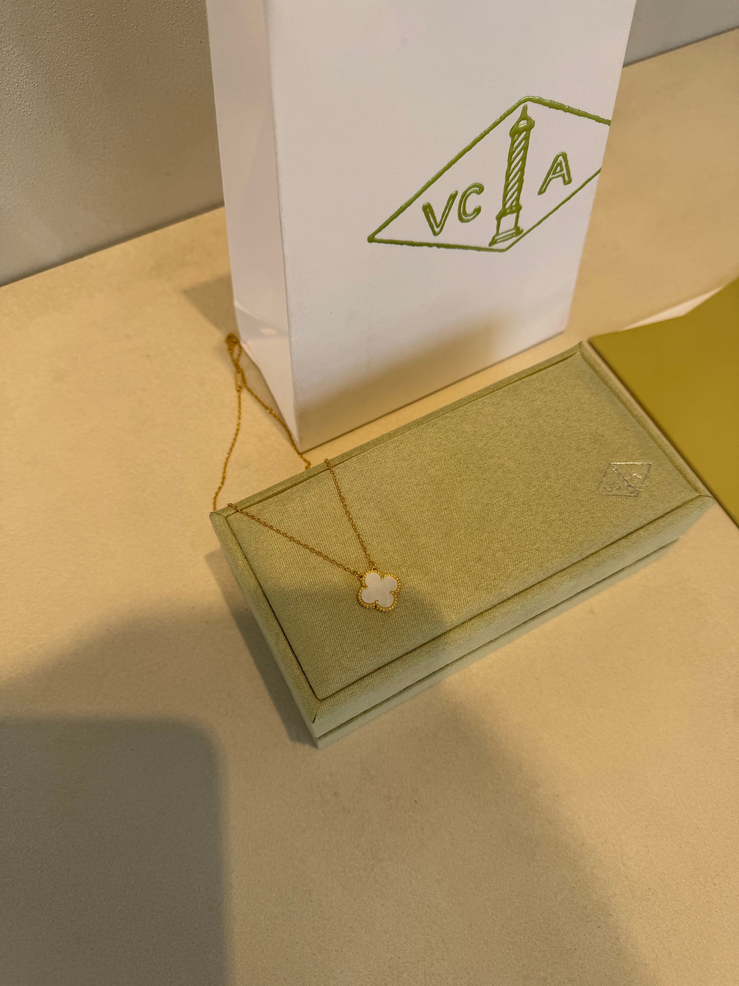 Collar VCA blanco-dorado