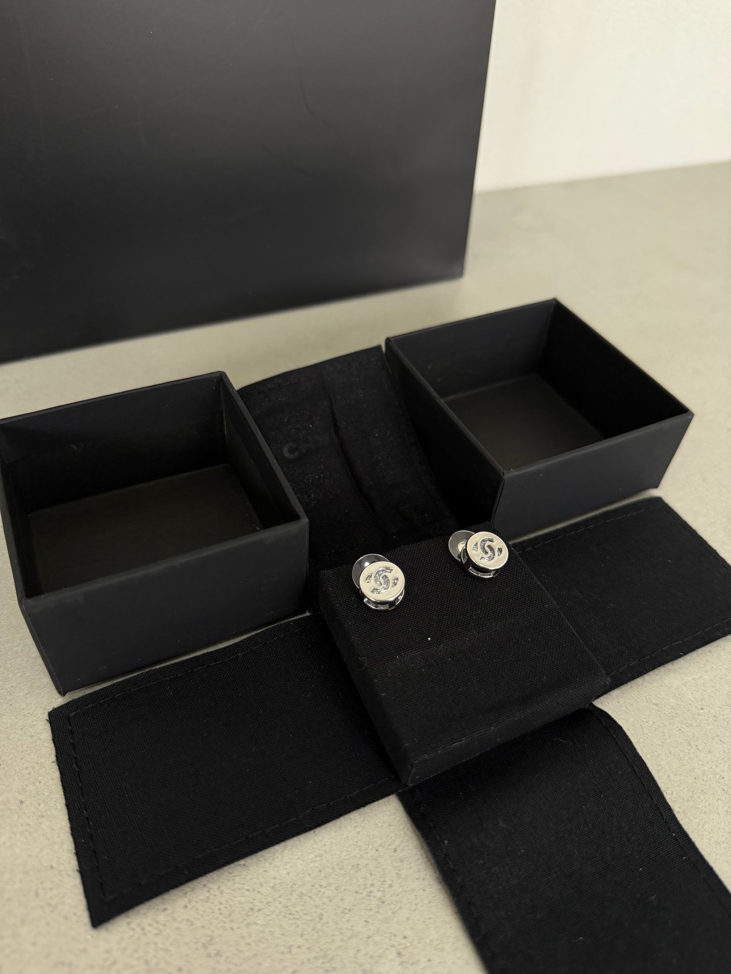 Aretes  CC círculo logo