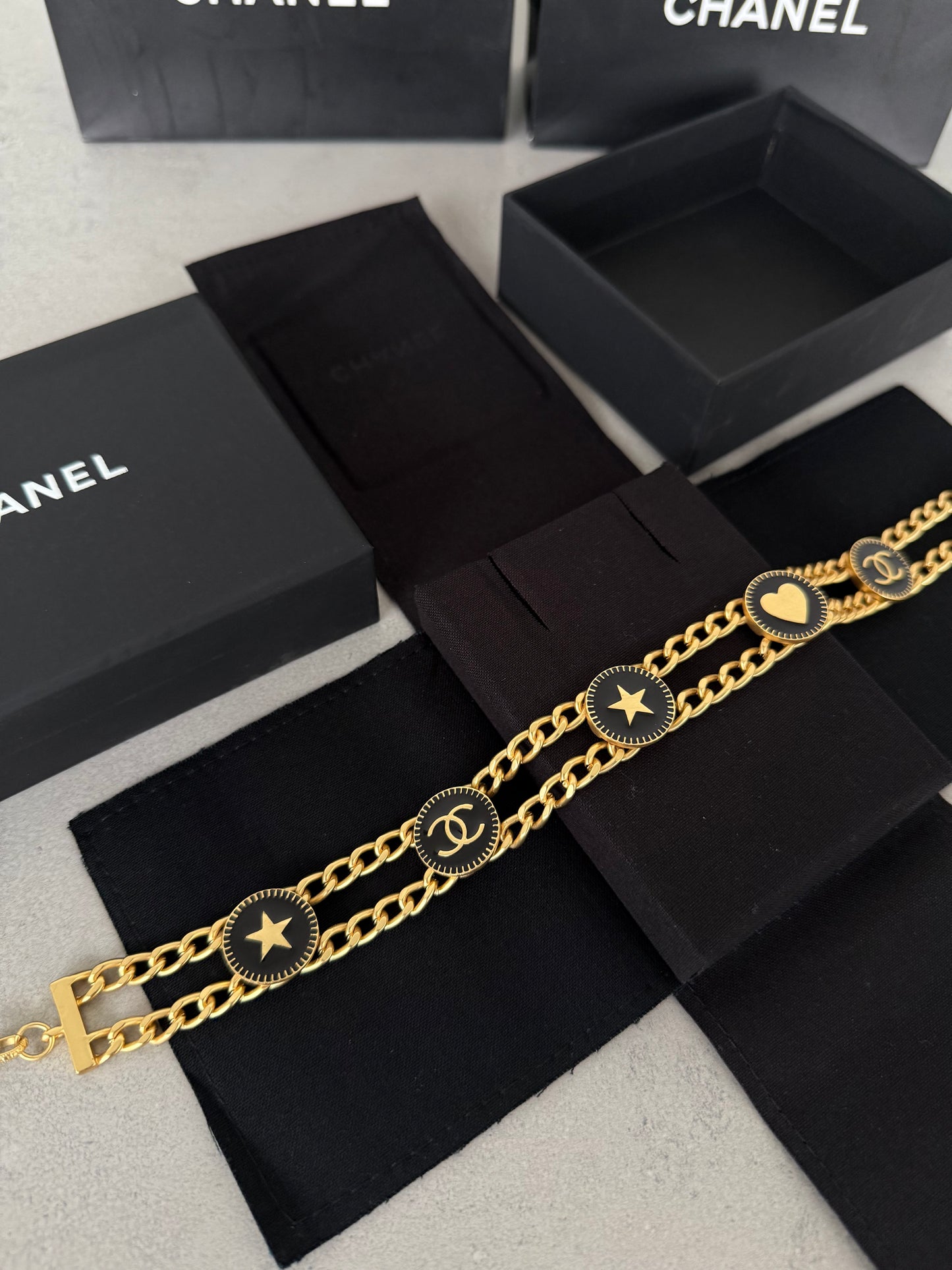 Collar CC negro y dorado