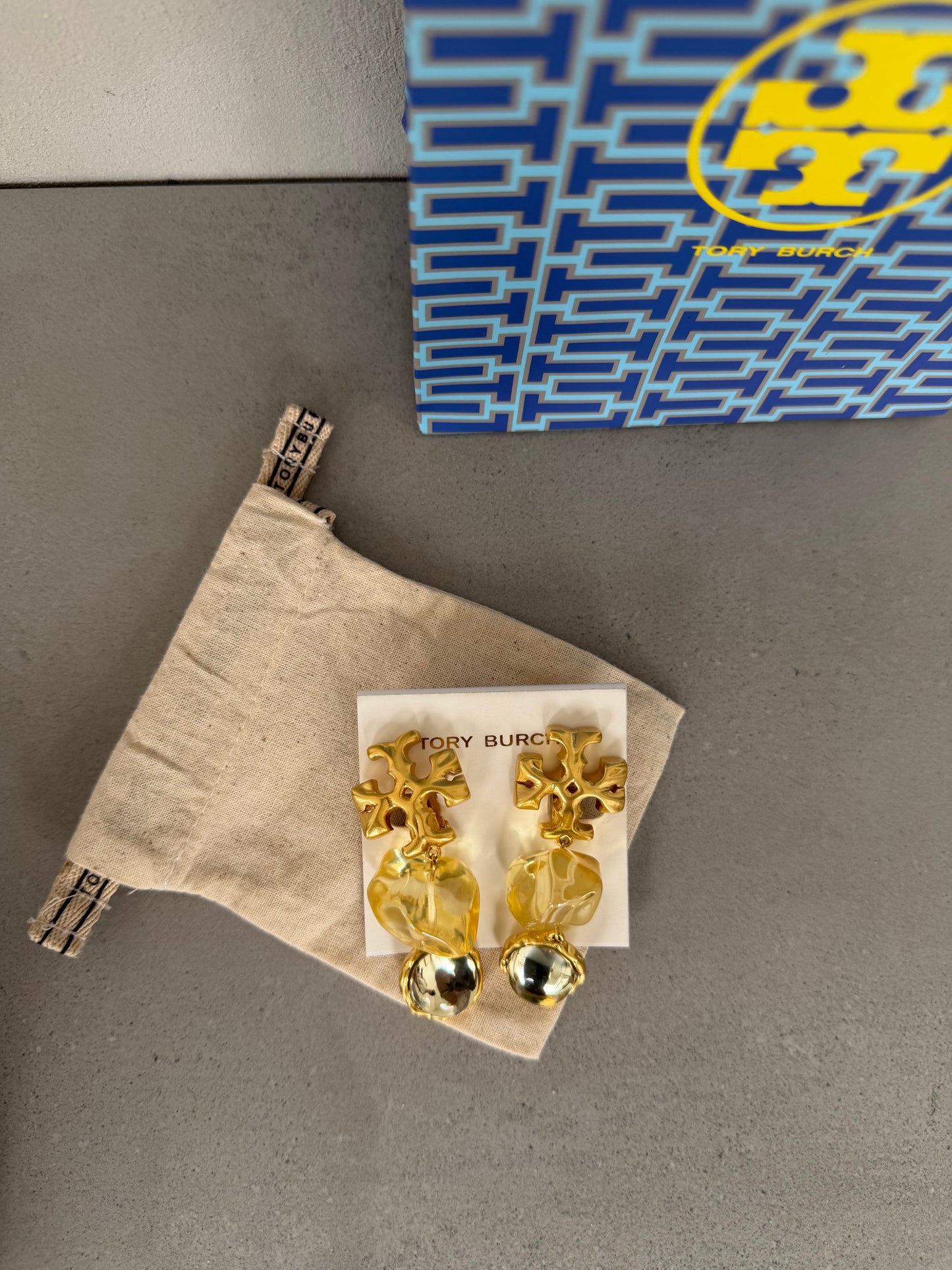 Aretes TB dorados con colgantes amarillos y esfera metálica