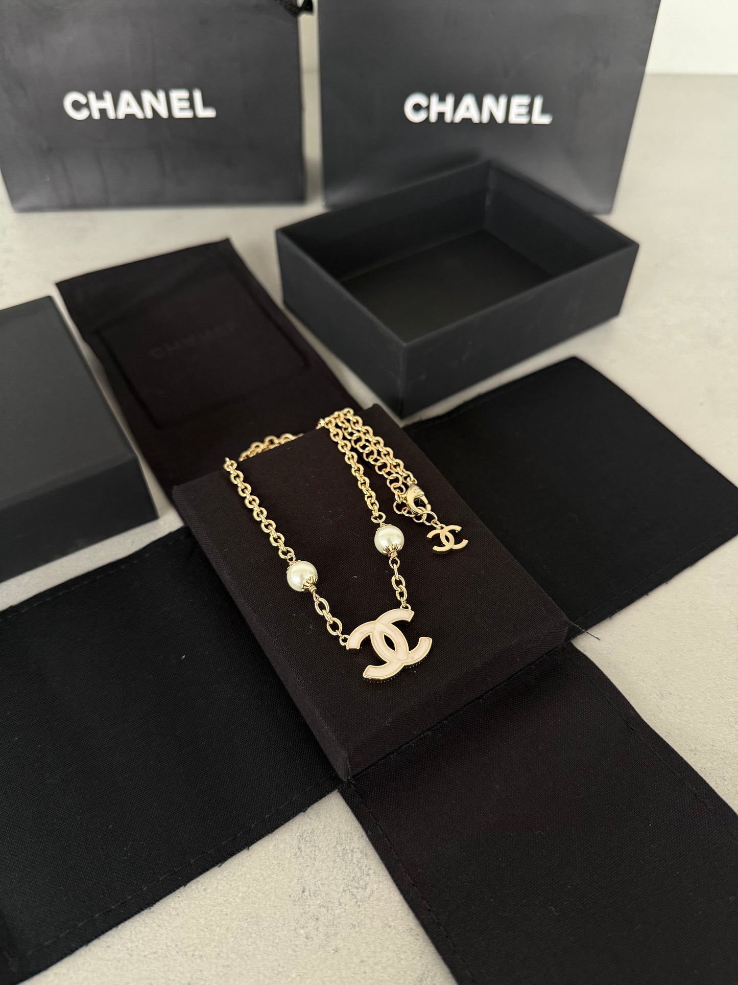 Collar CC perlas y logo