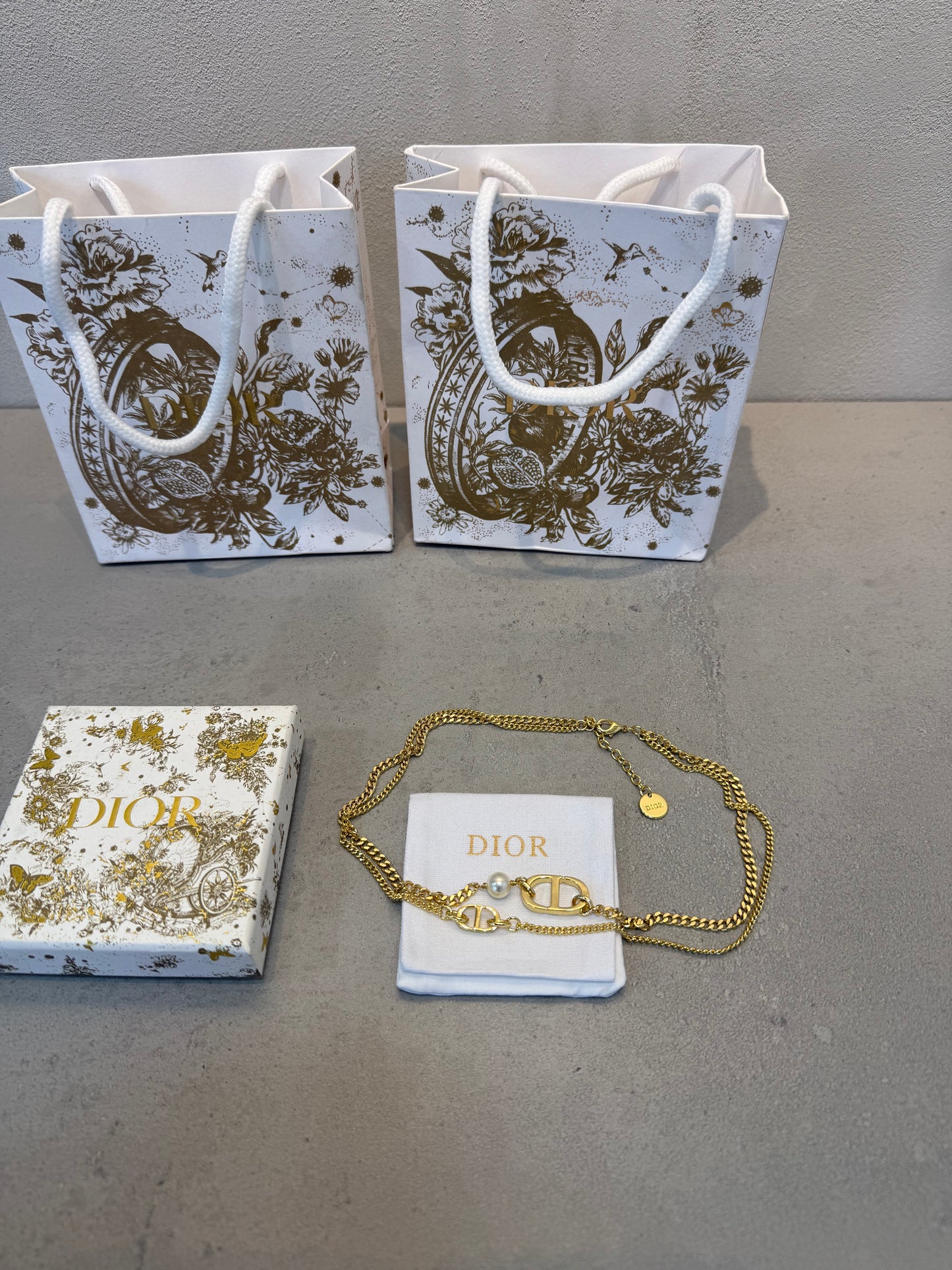 Collar CD dorado y perla -5042