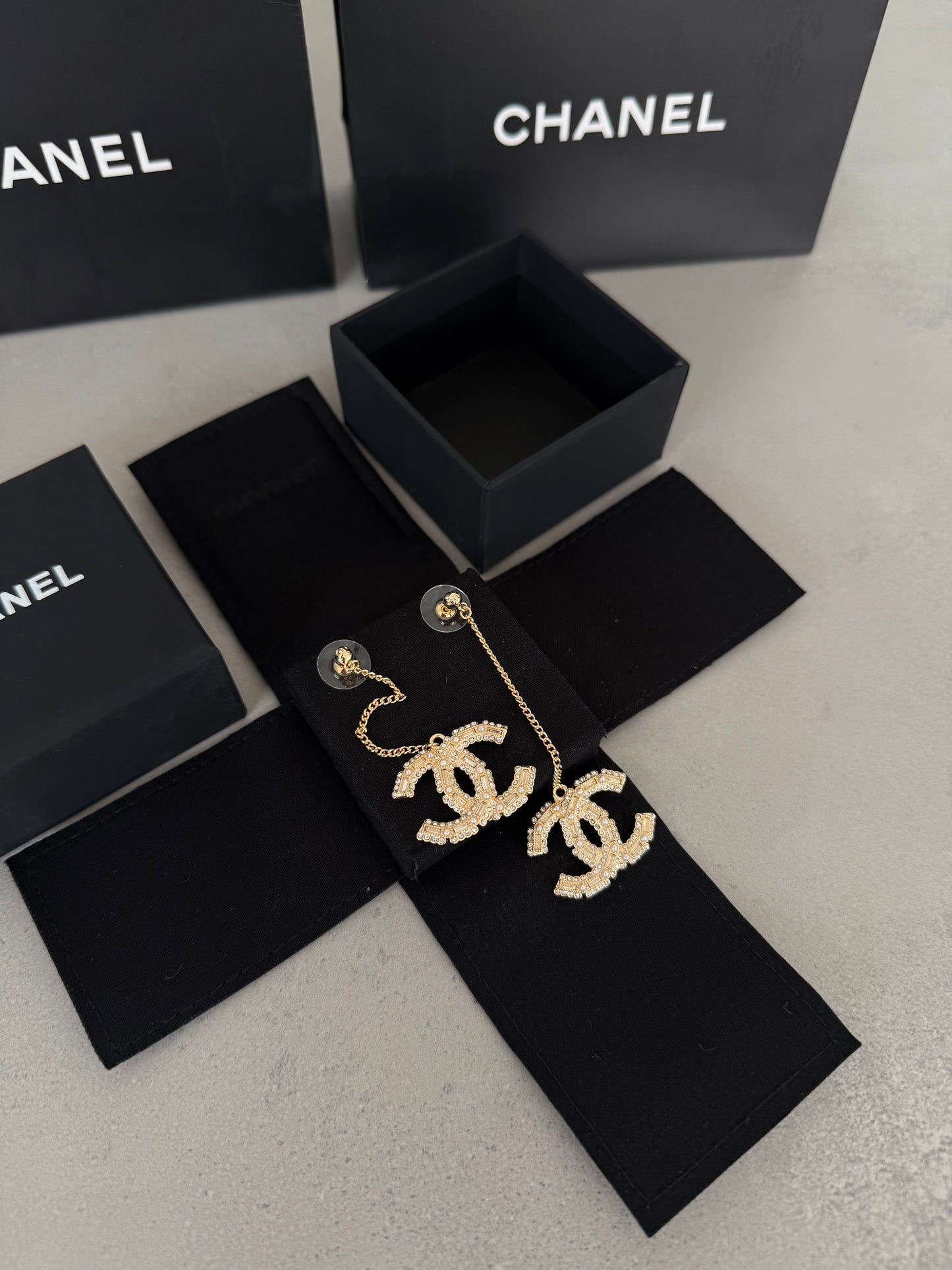 Aretes CC dorados con detalle colgante