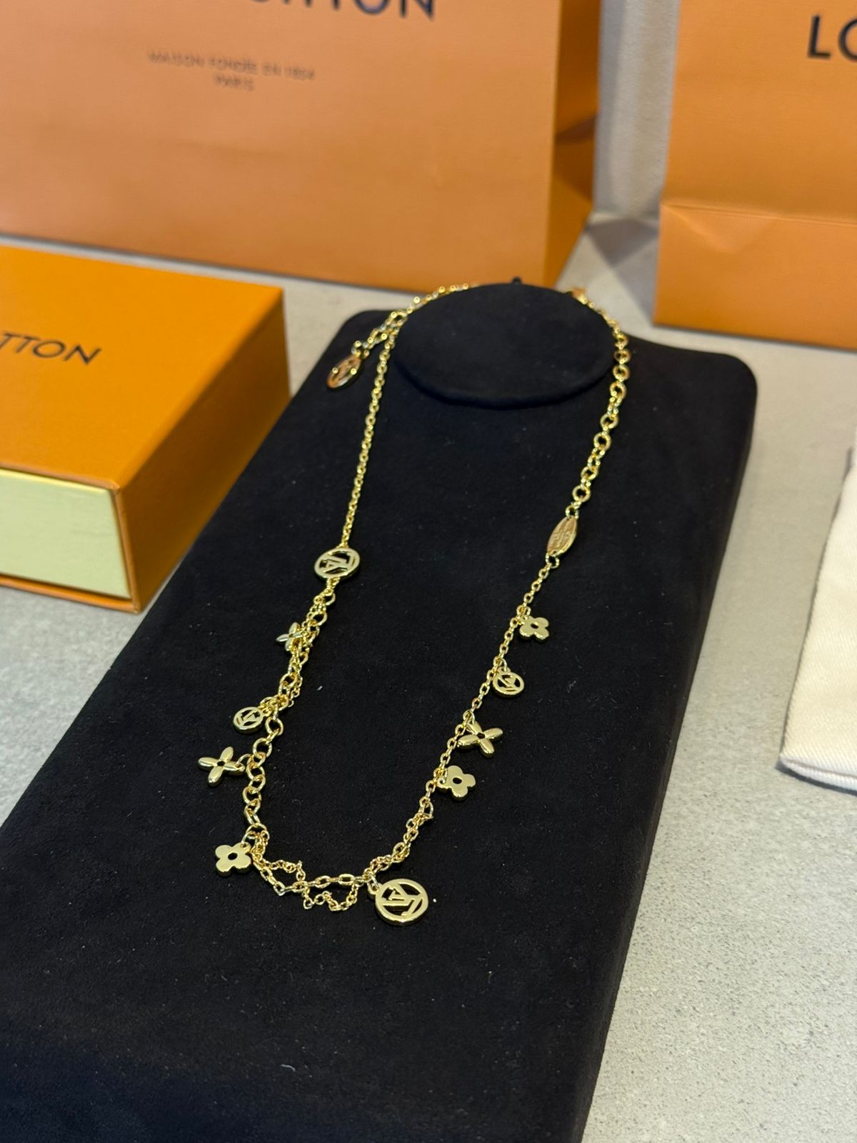 Collar LV flor y estrella  5648