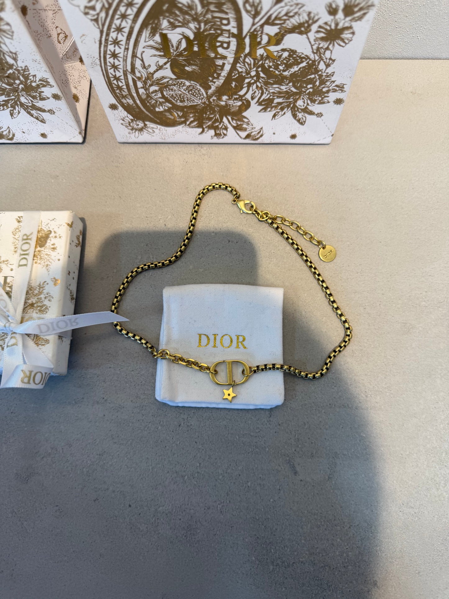 Collar CD dorado con estrella