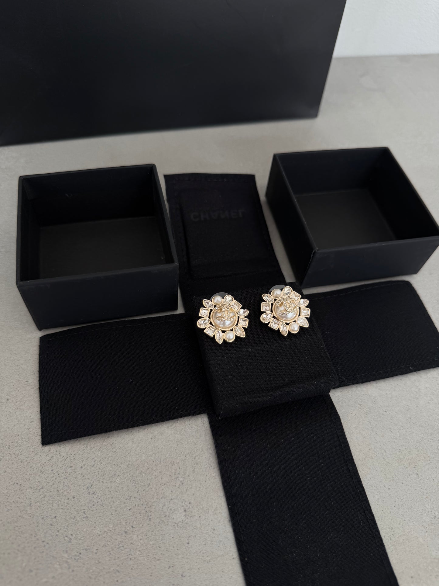 Aretes CC flor con perlas y diamantes - 5476