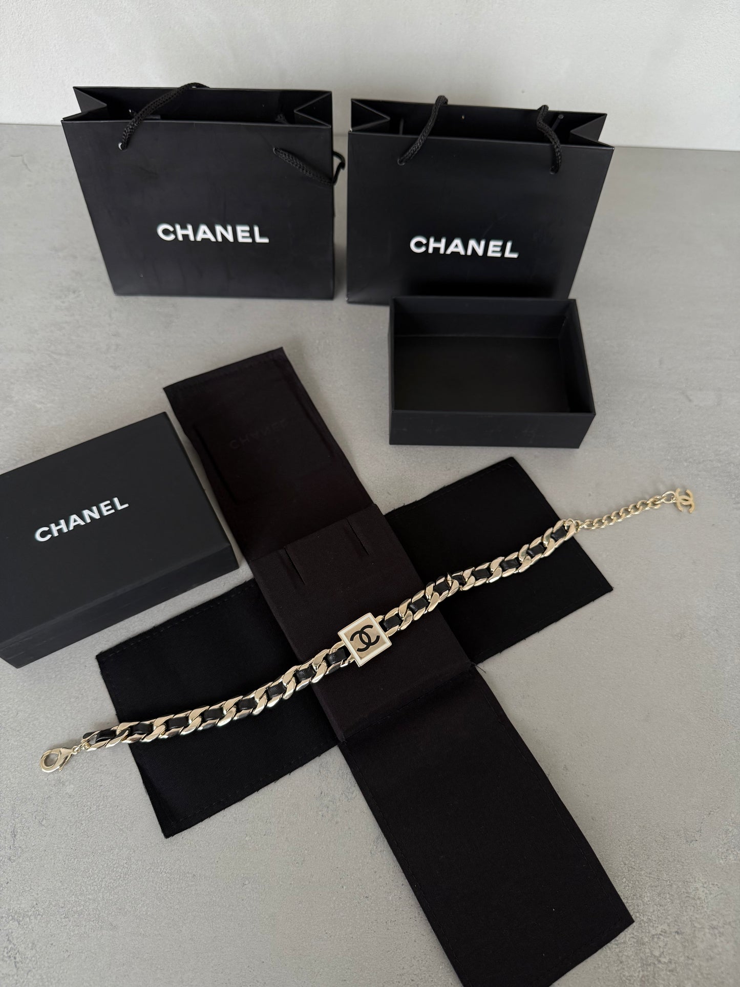 Collar CC dorado y negro