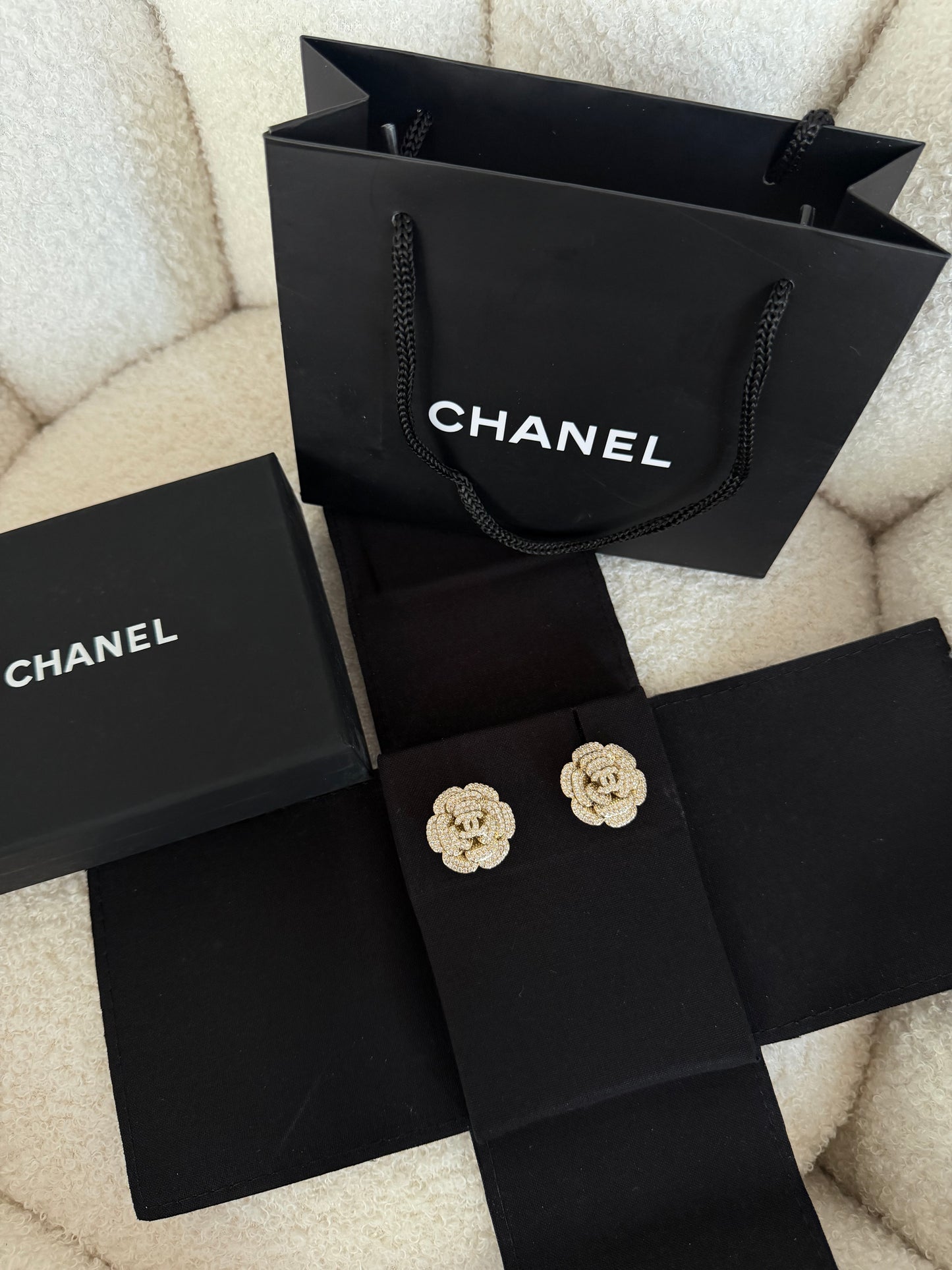 Aretes CC flor y logo - 5585