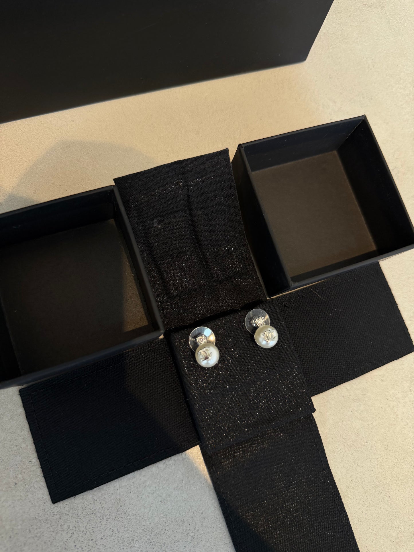 Aretes CC perla con plateada