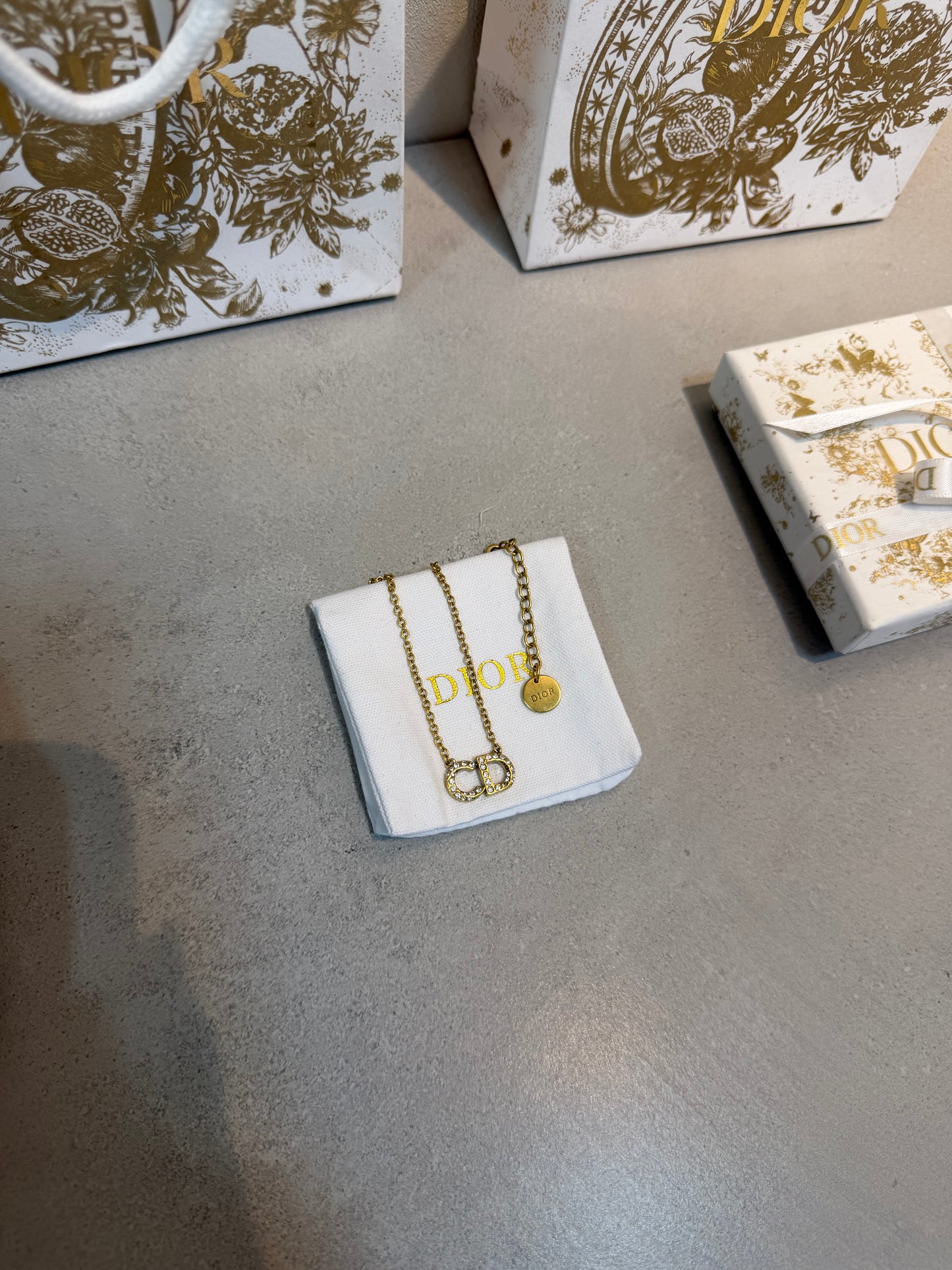 Collar CD logo dorado