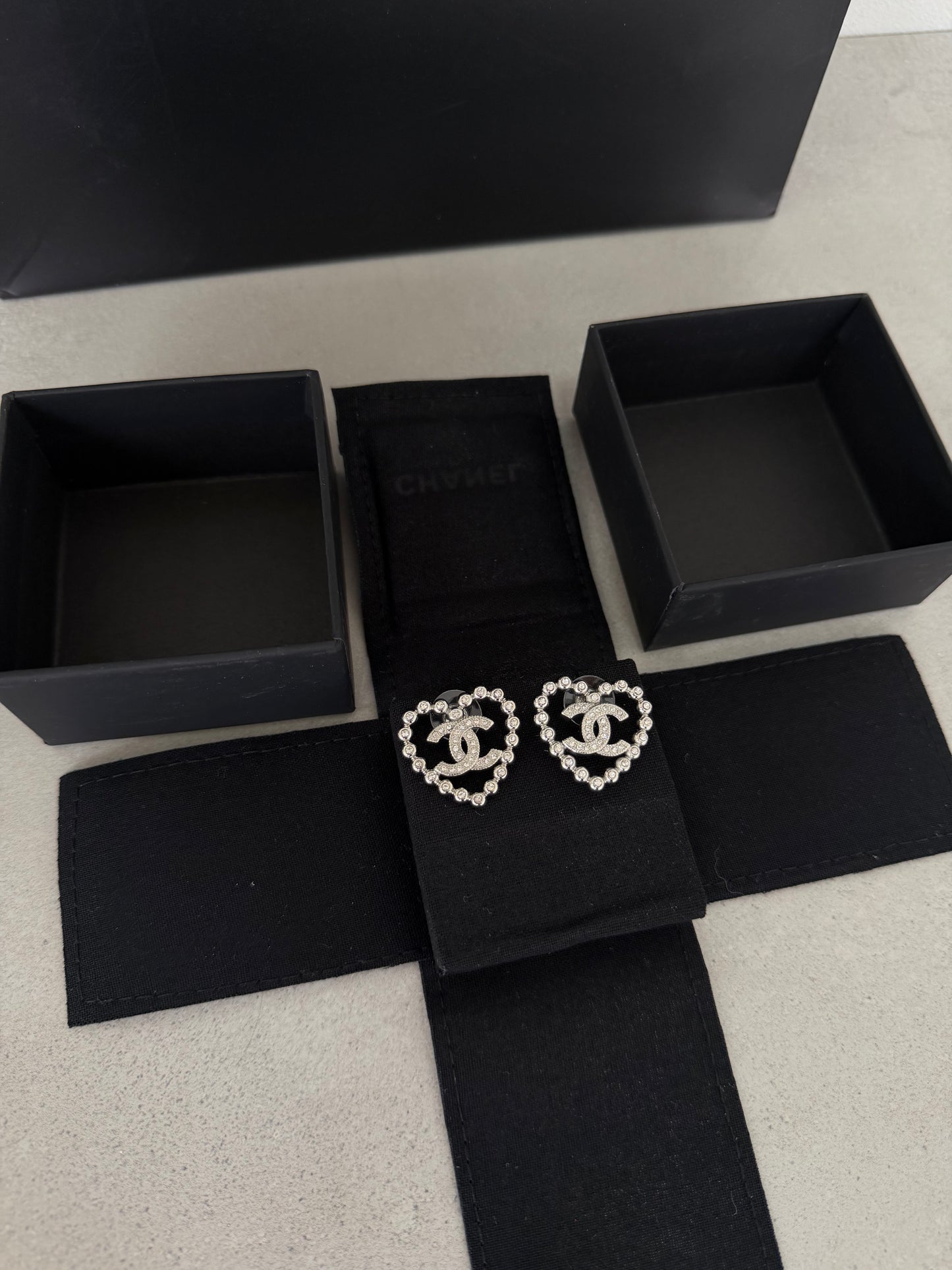 Aretes CC corazón con diamantes