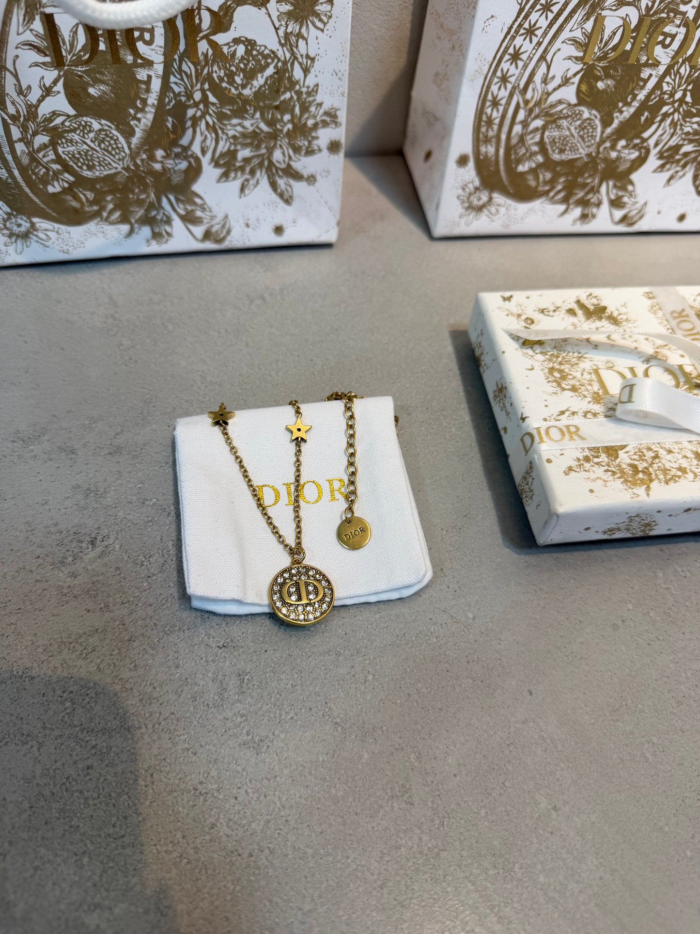 Collar CD dorado con diamantes