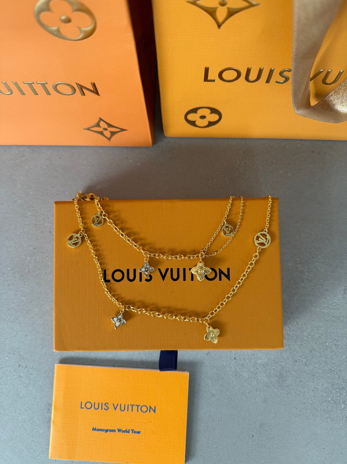 Collar LV dorado