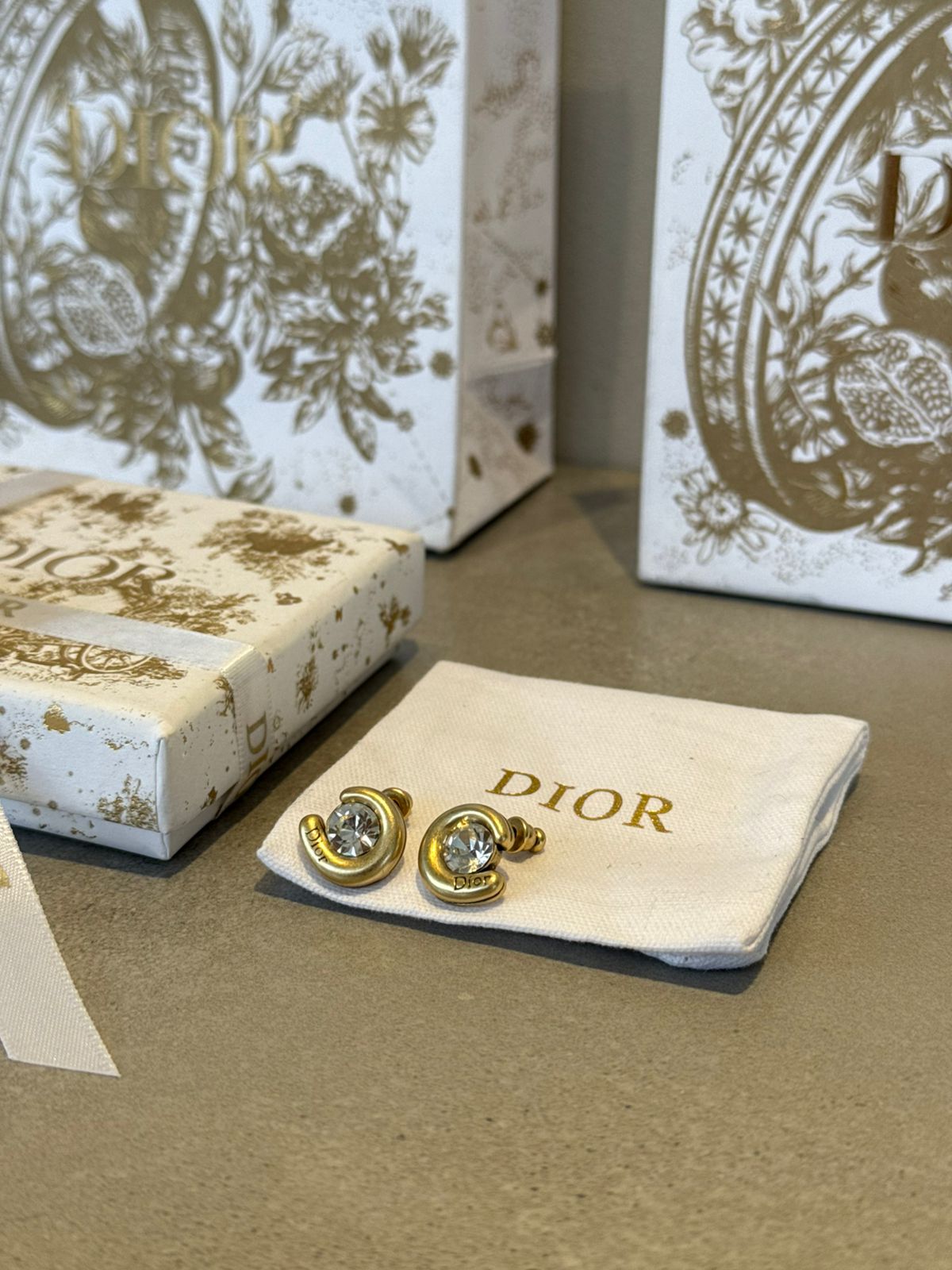 Aretes CD dorados con diamantes 5654