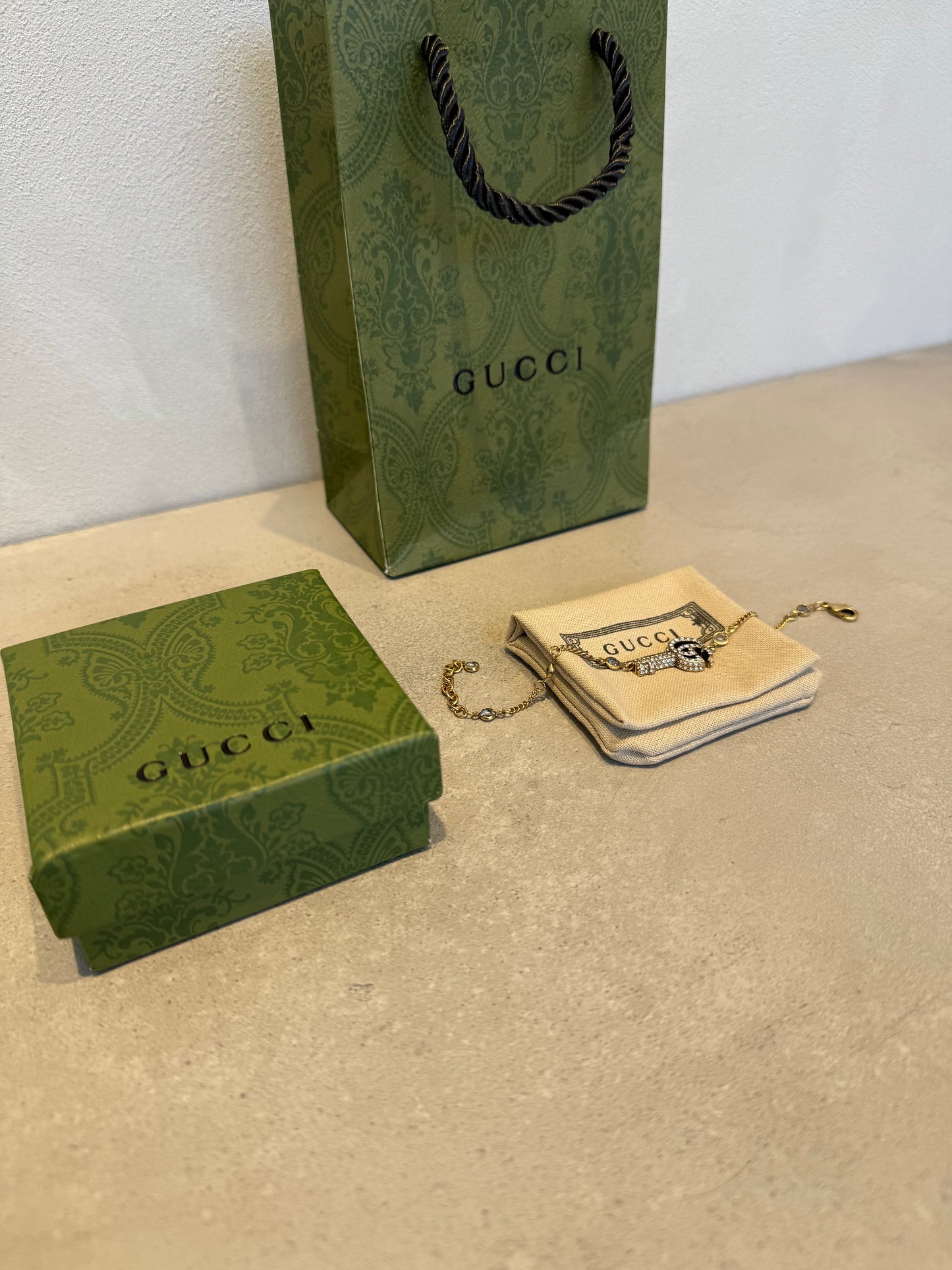 Pulsera GG llave dorada- diamantes blancos