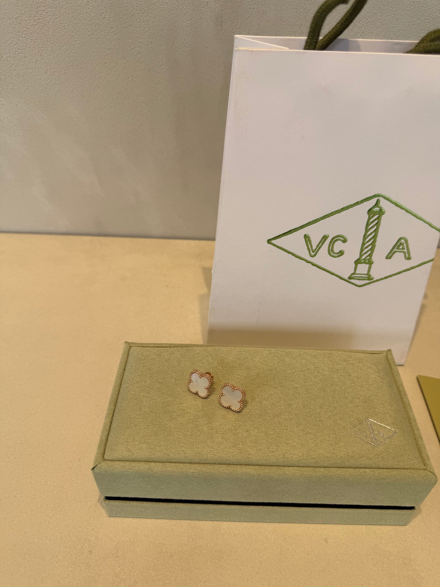 Aretes VCA blanco-rosa