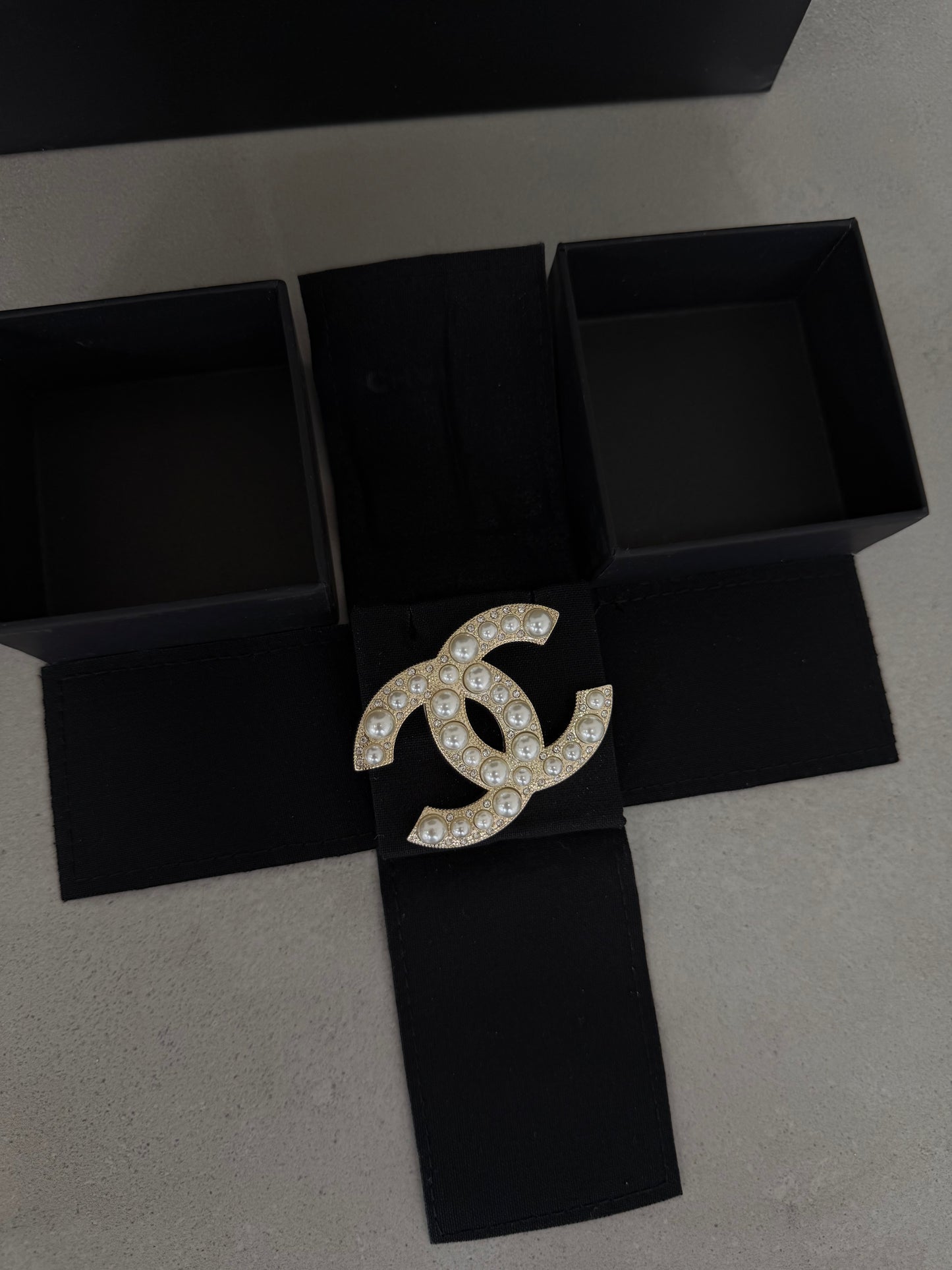 Broches CC perlas - 5474