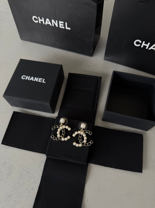 Aretes CC negro y blanco