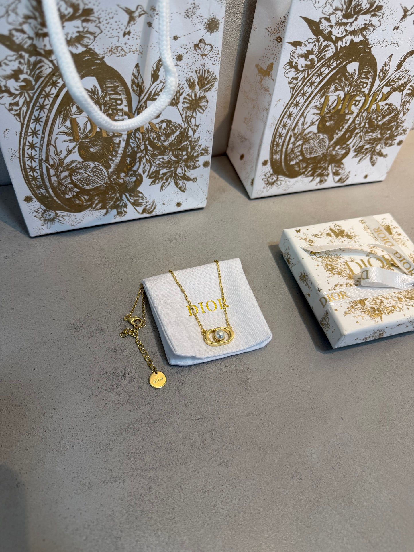 Collar CD logo con perla