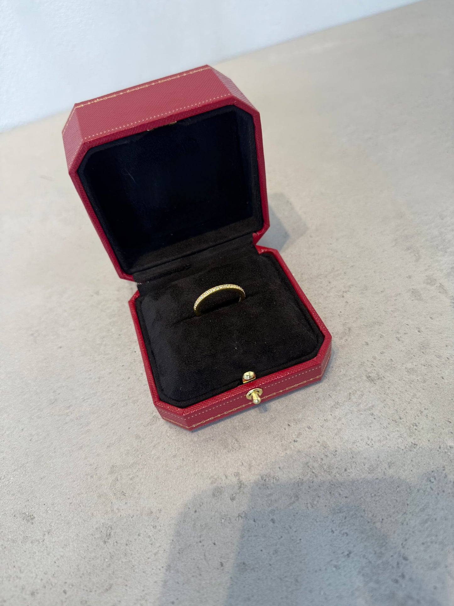 Anillo PAND dorado con zirconias