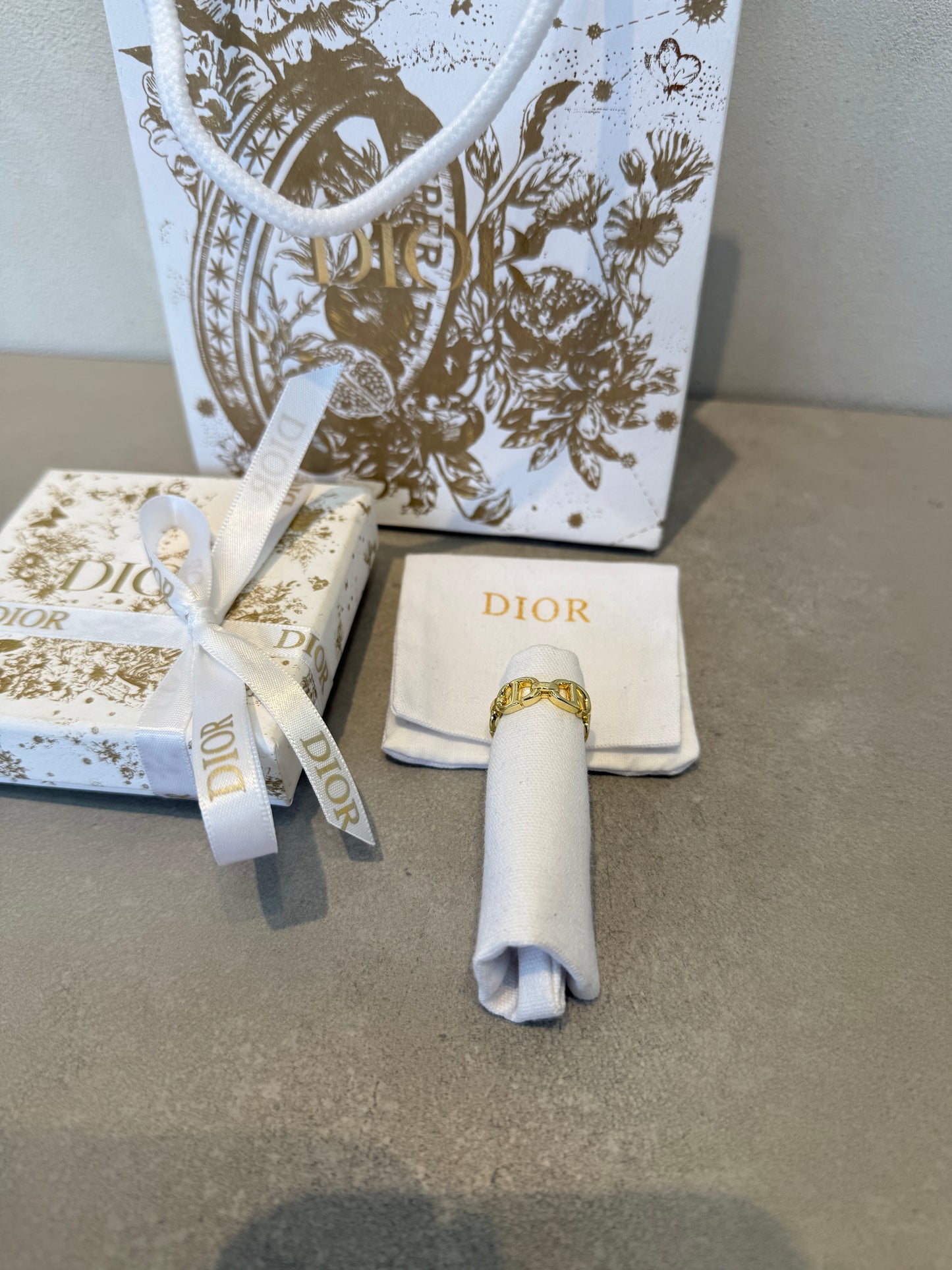 Anillo CD logo dorado