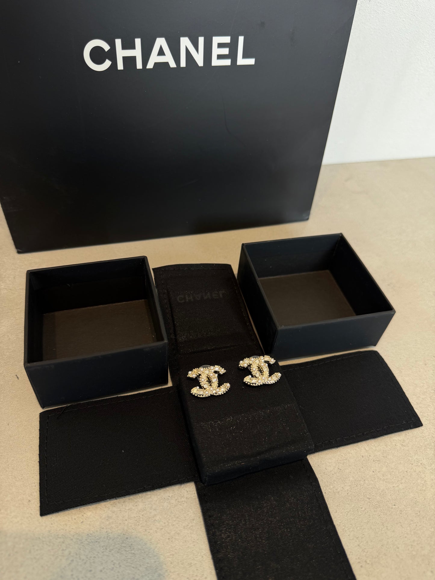 Aretes CC logo dorado