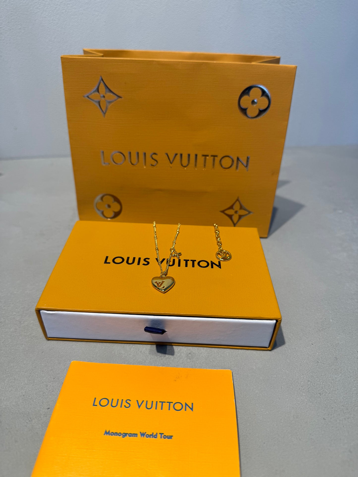 Collar LV corazón dorado- 5581