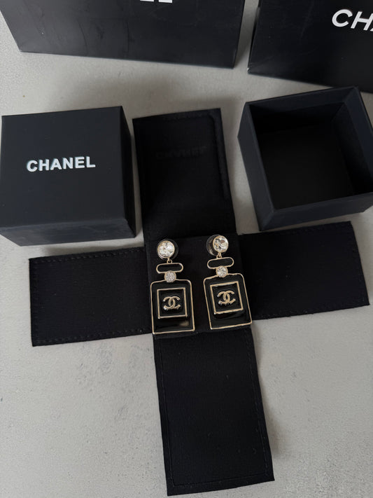 Aretes CC negro y dorado estilo perfume