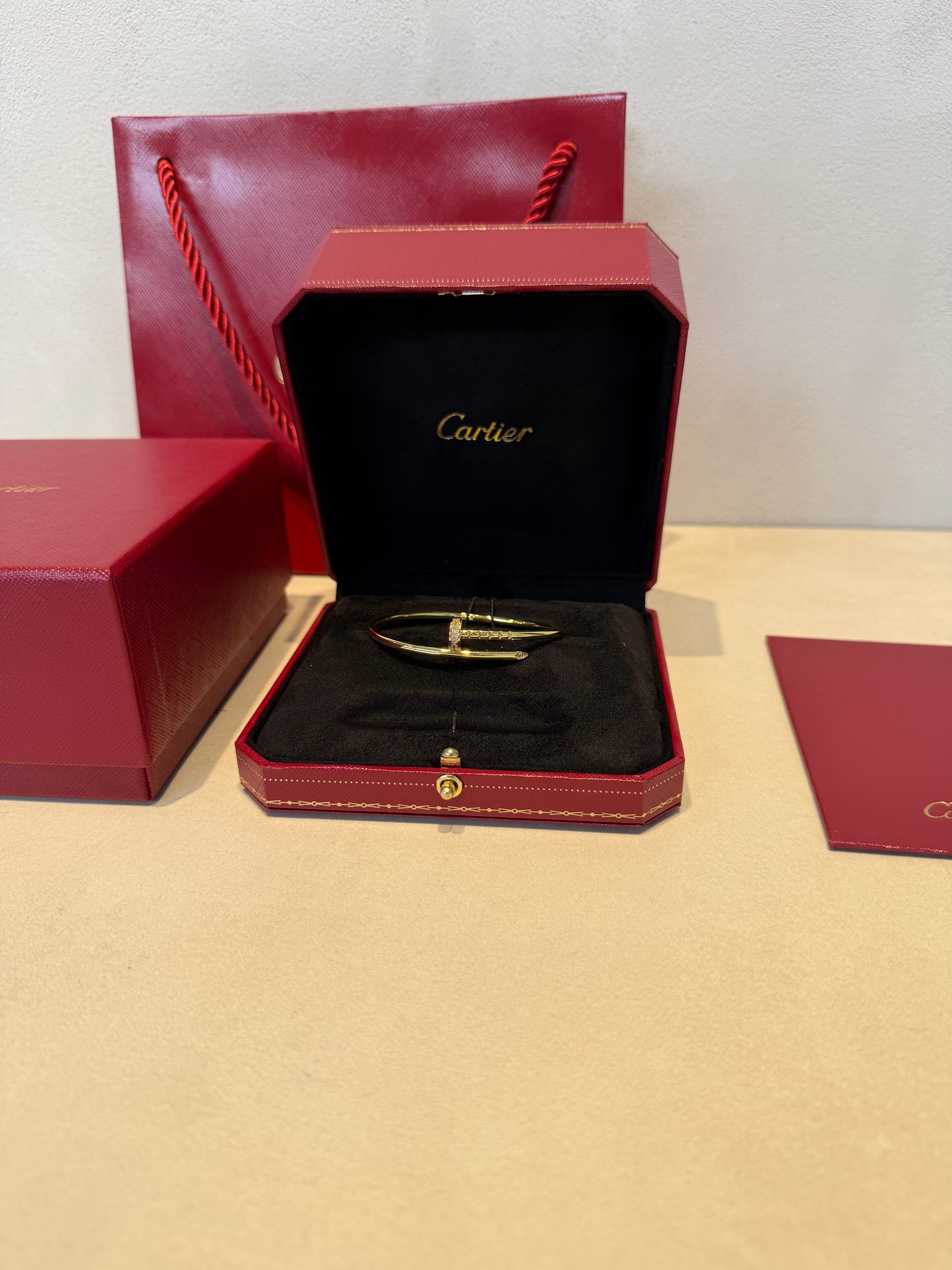 Pulsera CRT dorada con diamantes