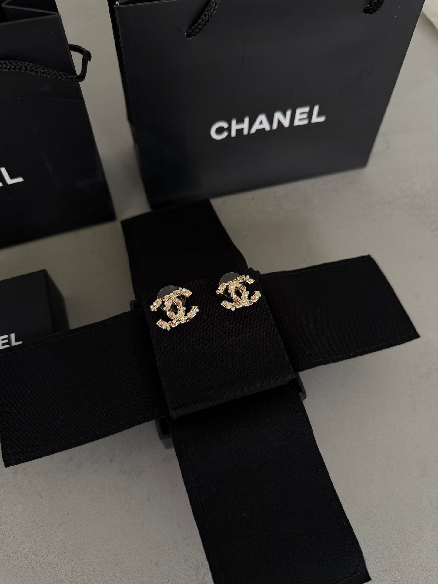 Aretes CC logo dorado