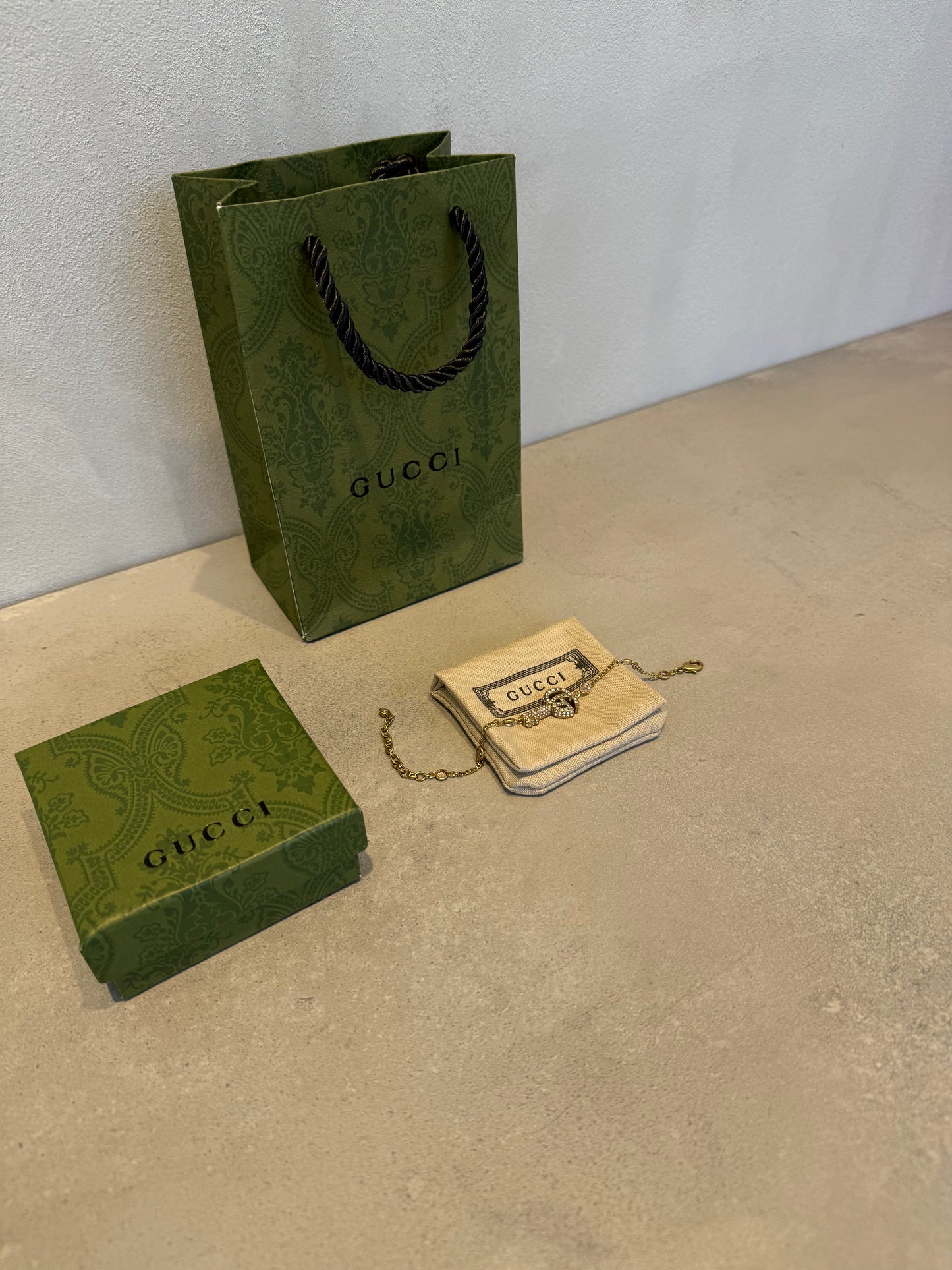 Pulsera GG llave dorada diamantes rosa