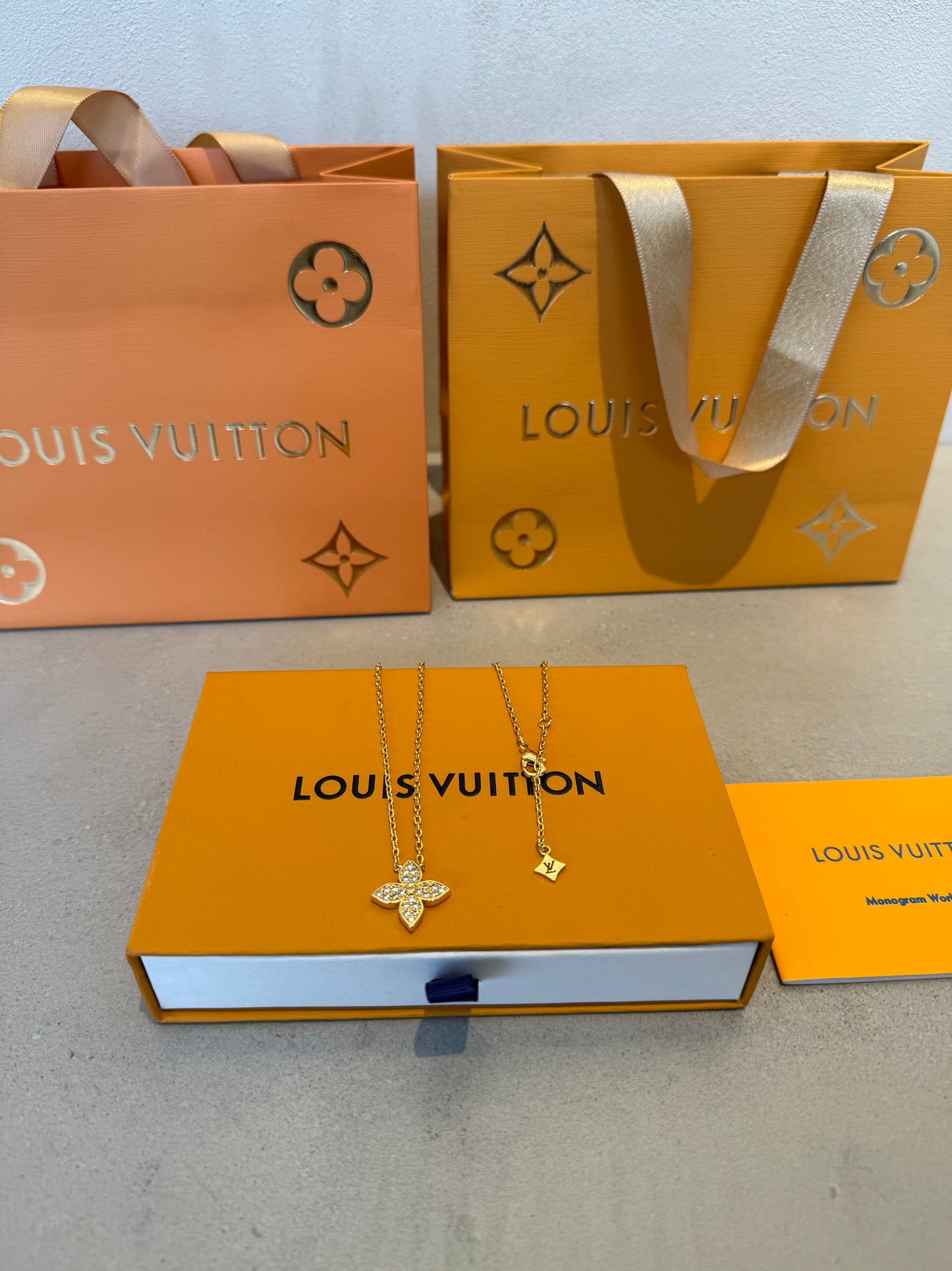 Collar LV logo dorado