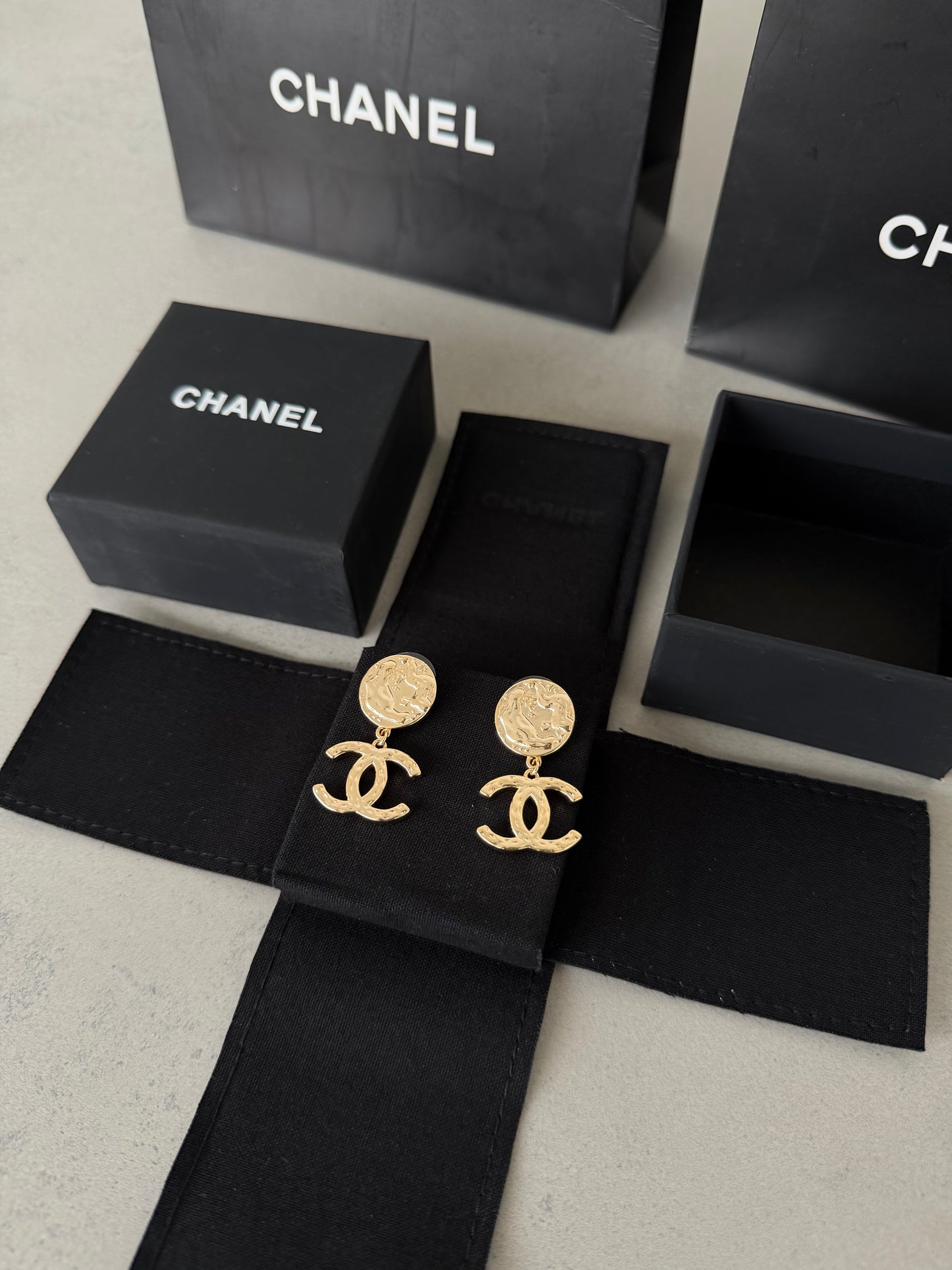 Aretes CC dorado