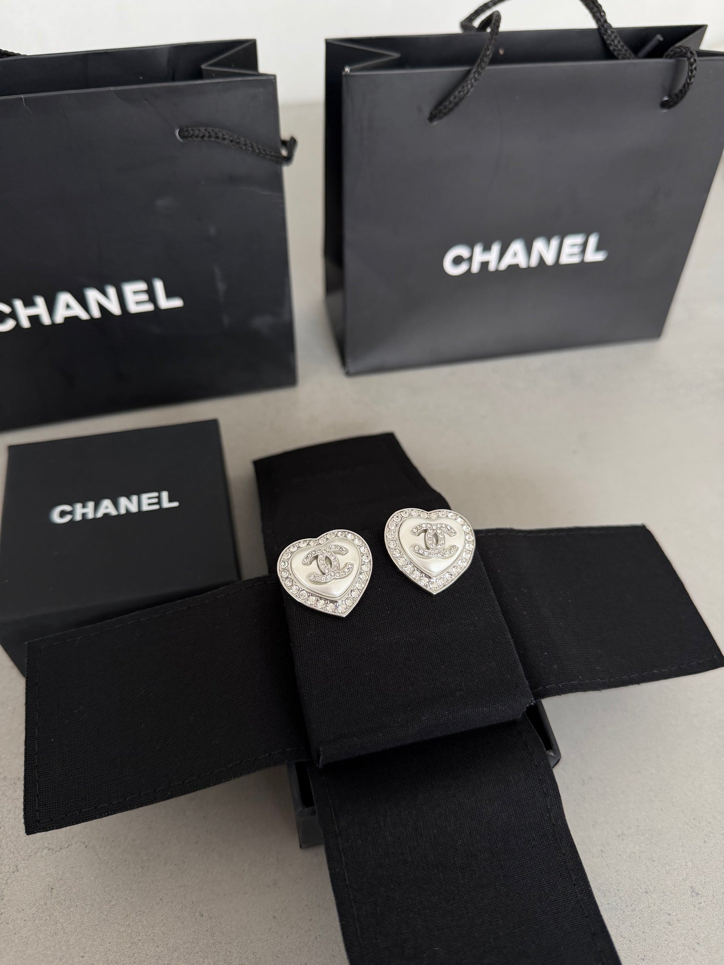 Aretes CC corazón plateado