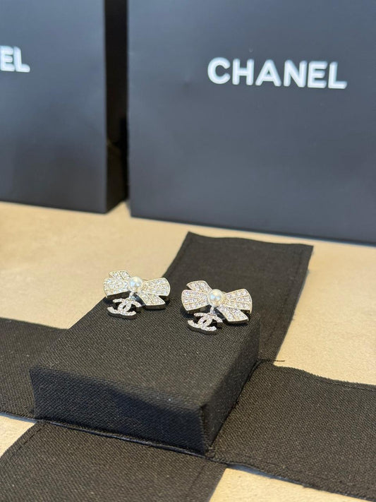 Aretes CC lazo plateado con logo colgante 5644
