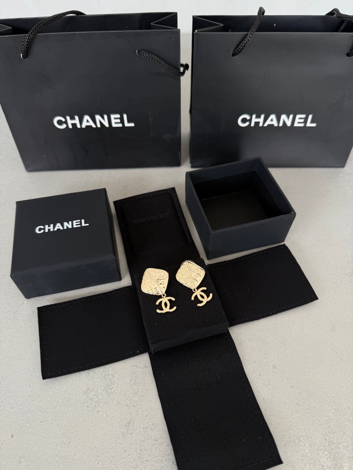 Aretes CC dorados con diseño calado