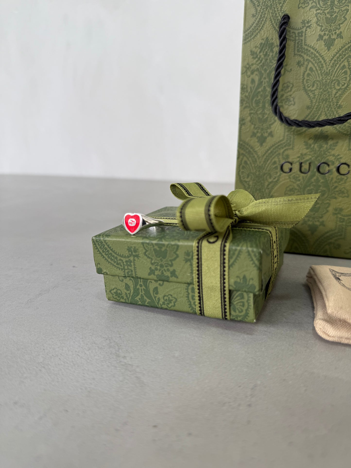 Anillo GG corazón rojo