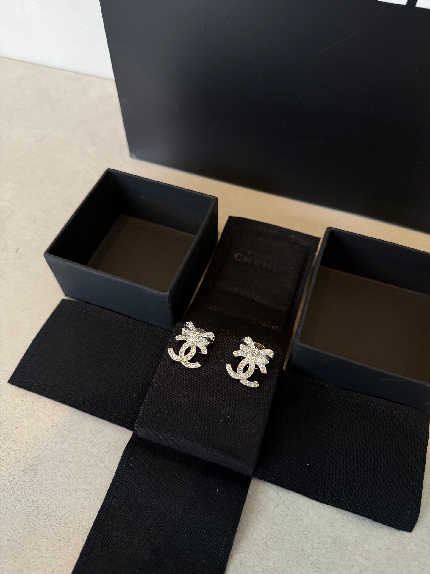 Aretes CC lazo plateado