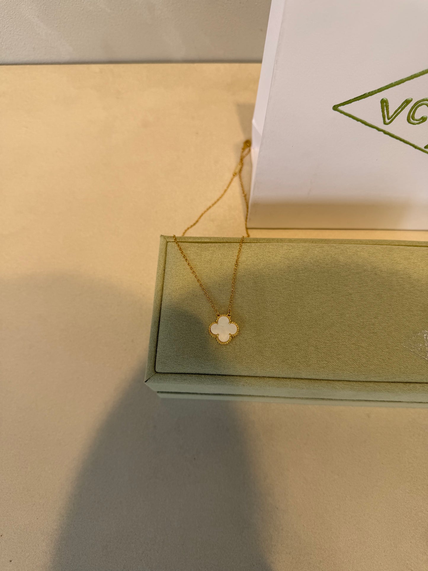 Collar VCA blanco-dorado