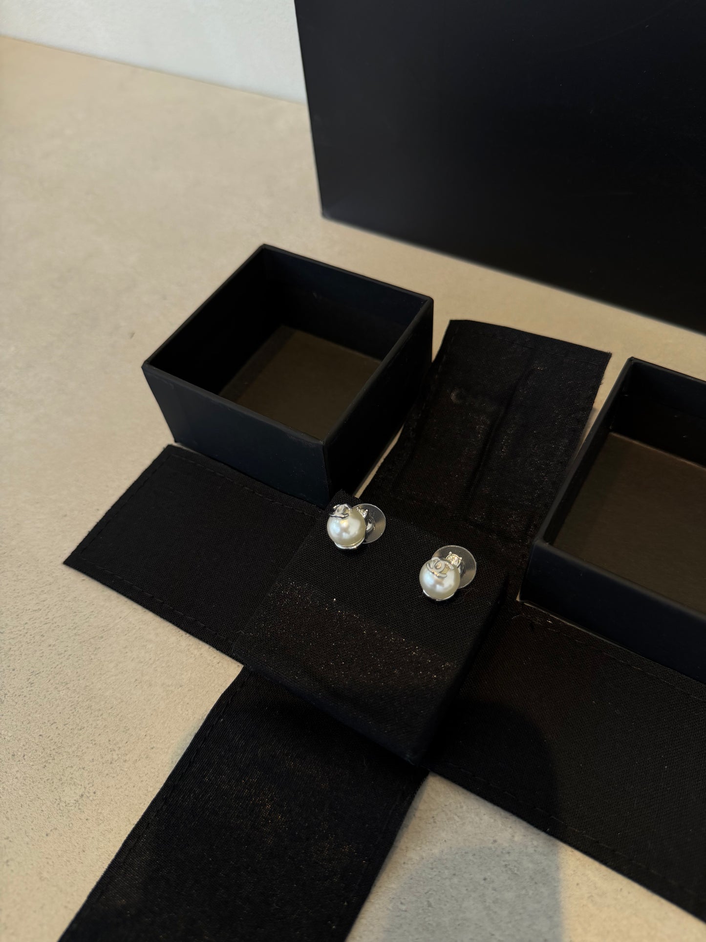 Aretes CC perla con plateada