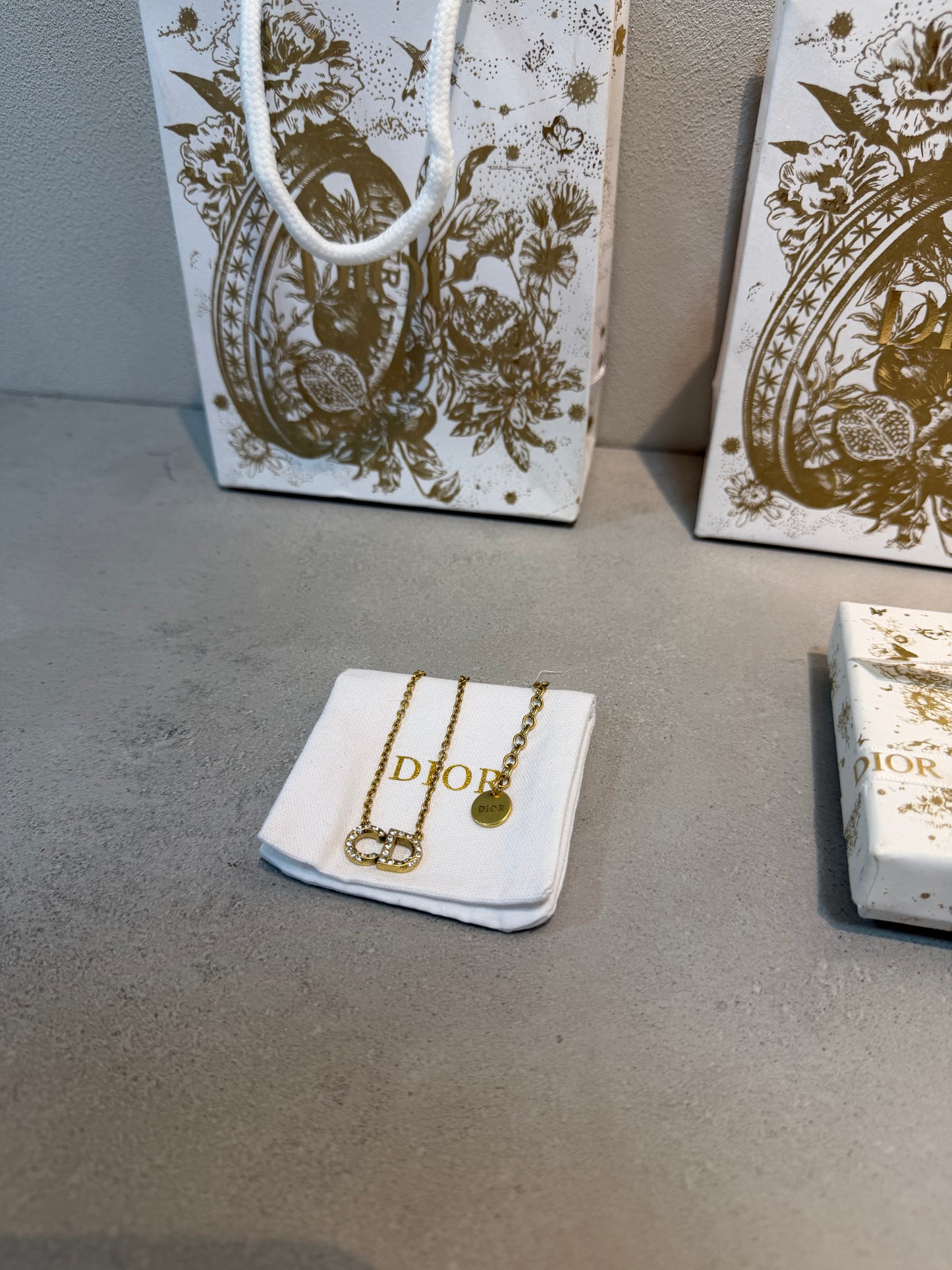 Collar CD logo dorado